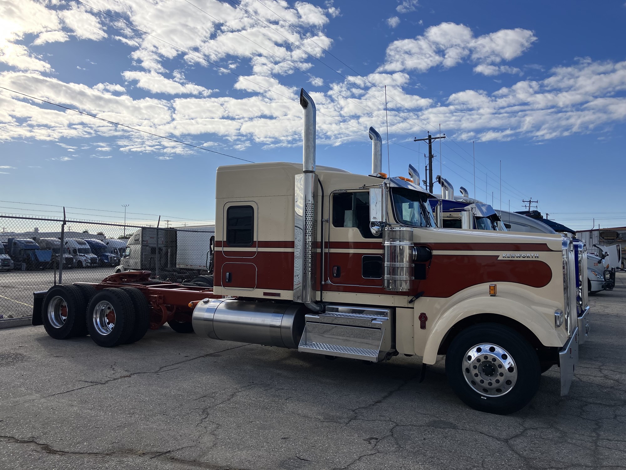 2024 Kenworth W900B - image 2 of 6