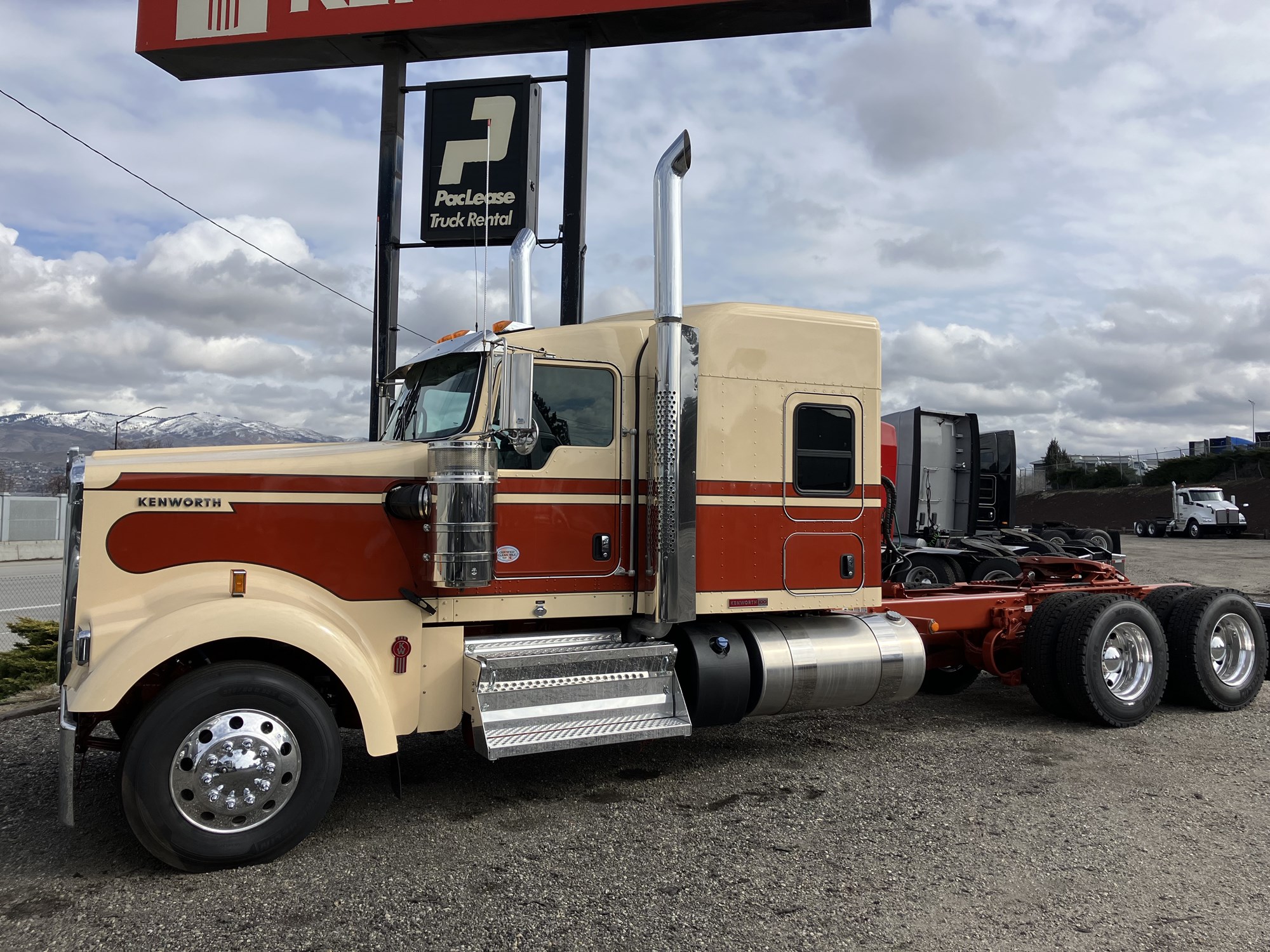 2024 Kenworth W900B - image 3 of 6