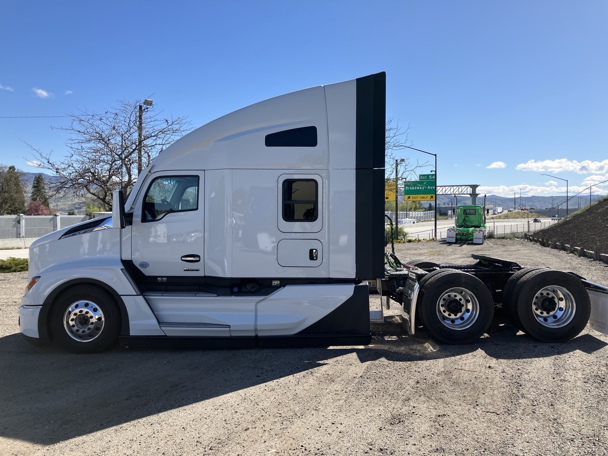 2024 Kenworth T680 - image 1 of 5