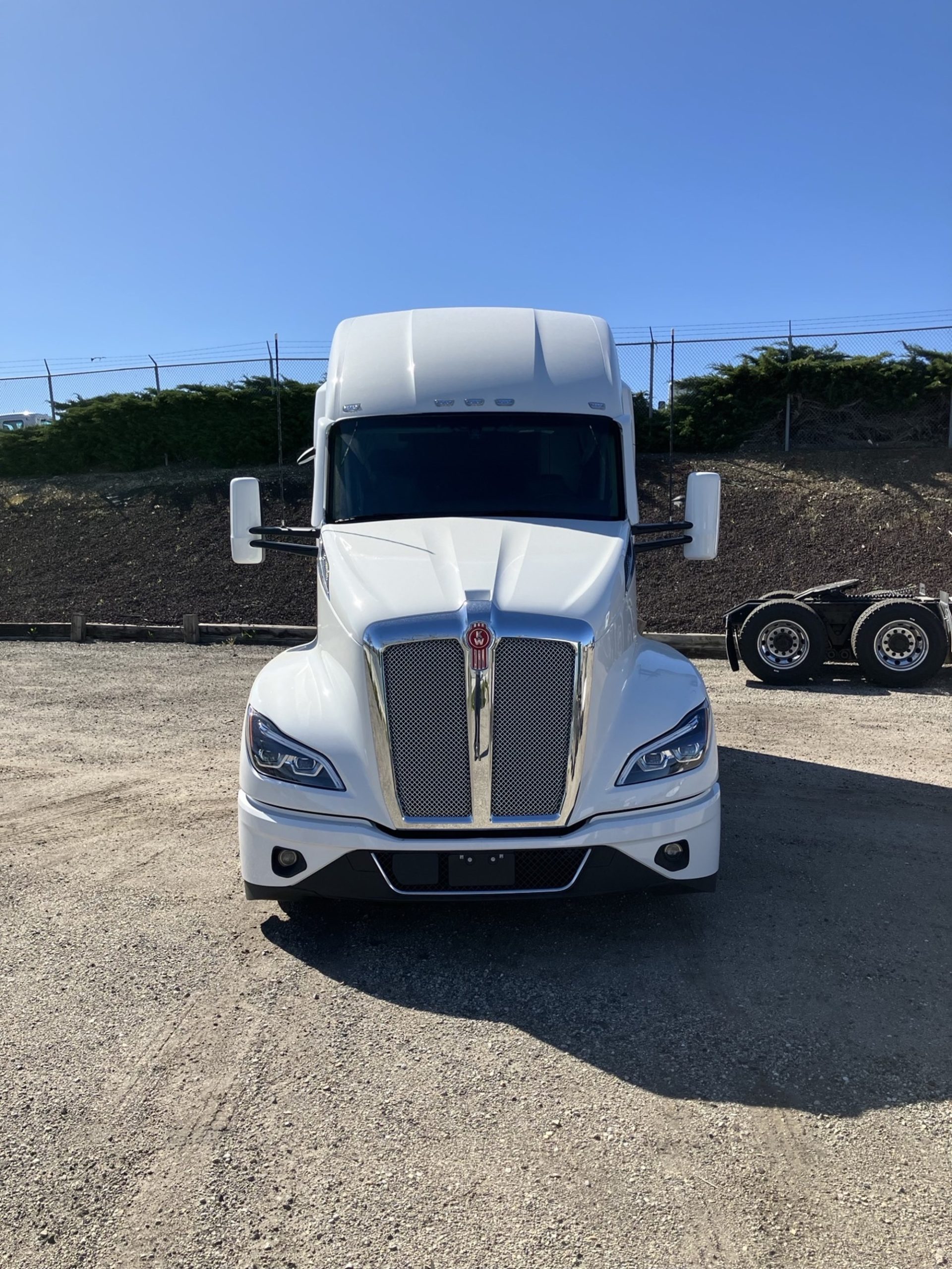 2024 Kenworth T680 - image 2 of 5