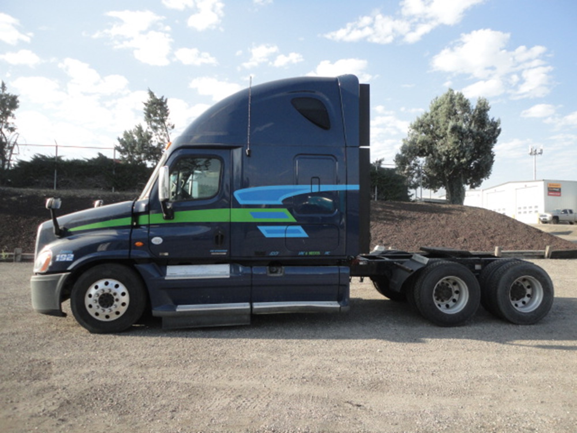 2011 Freightliner Cascadia - image 2 of 6