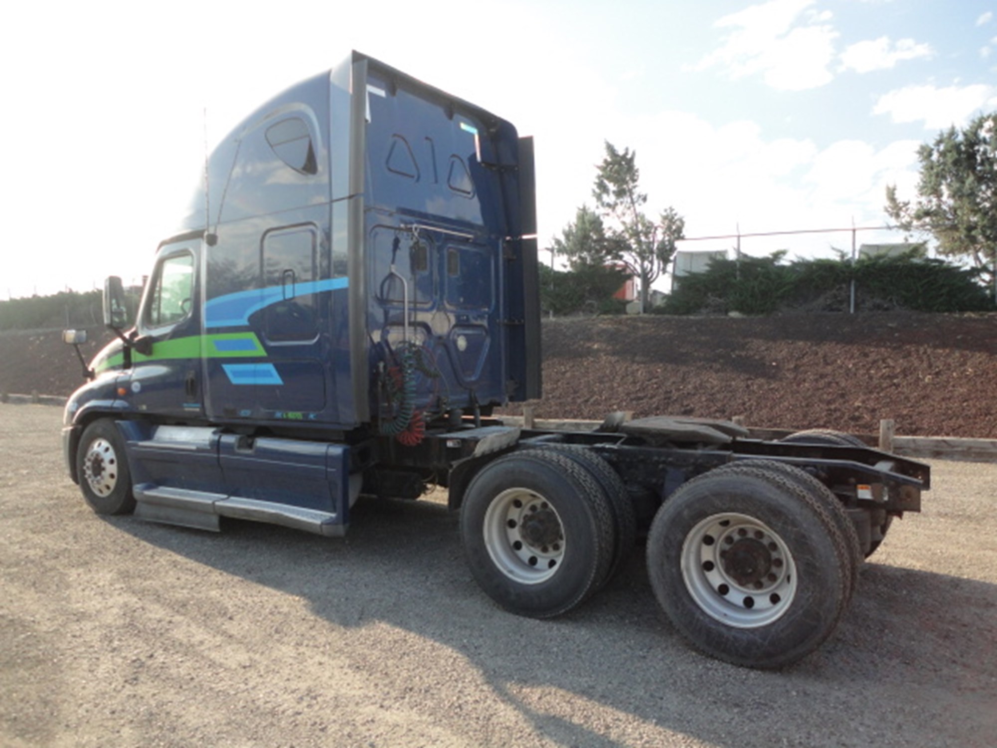 2011 Freightliner Cascadia - image 3 of 6