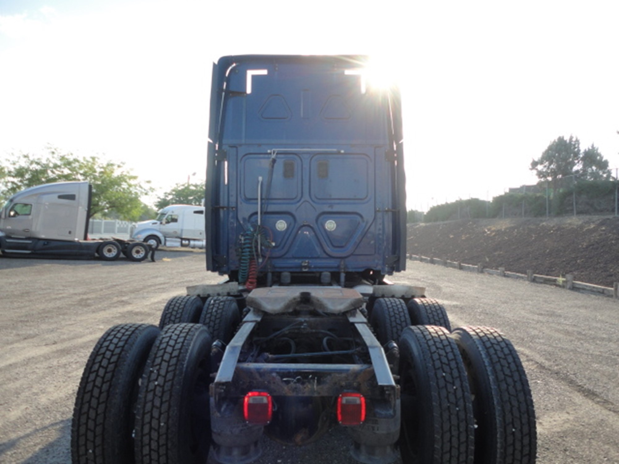 2011 Freightliner Cascadia - image 4 of 6