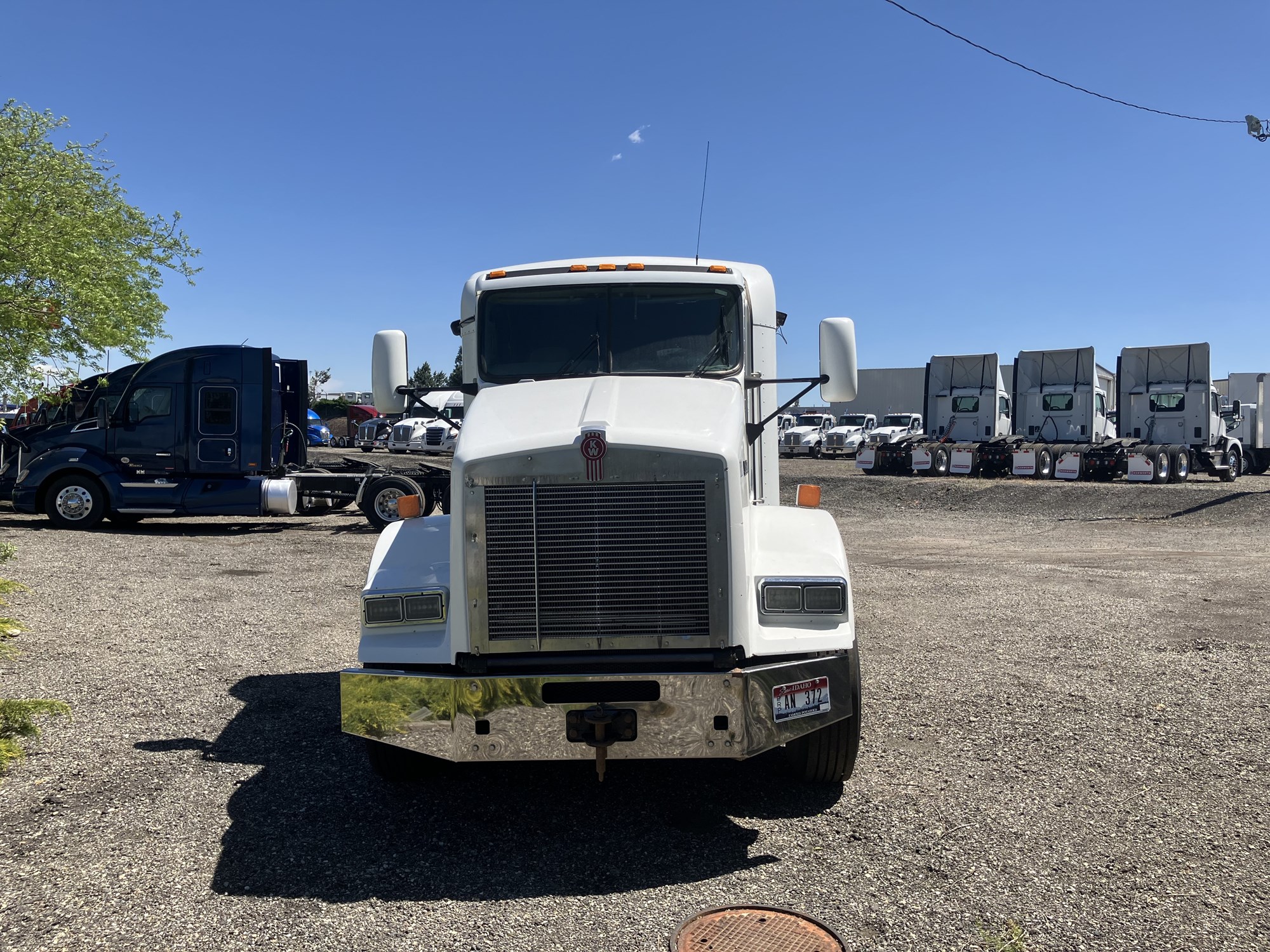 2017 Kenworth T800 - image 2 of 6