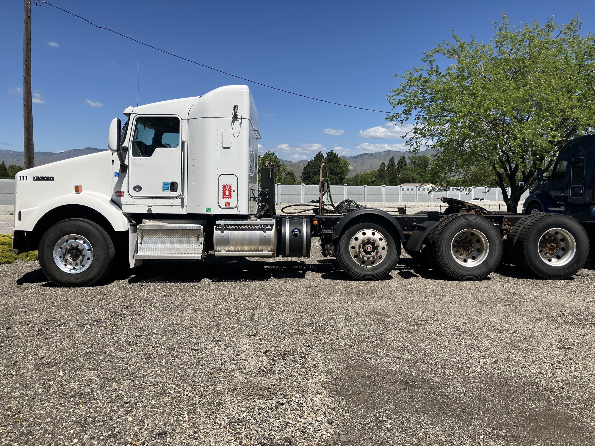 2017 Kenworth T800 - image 3 of 6