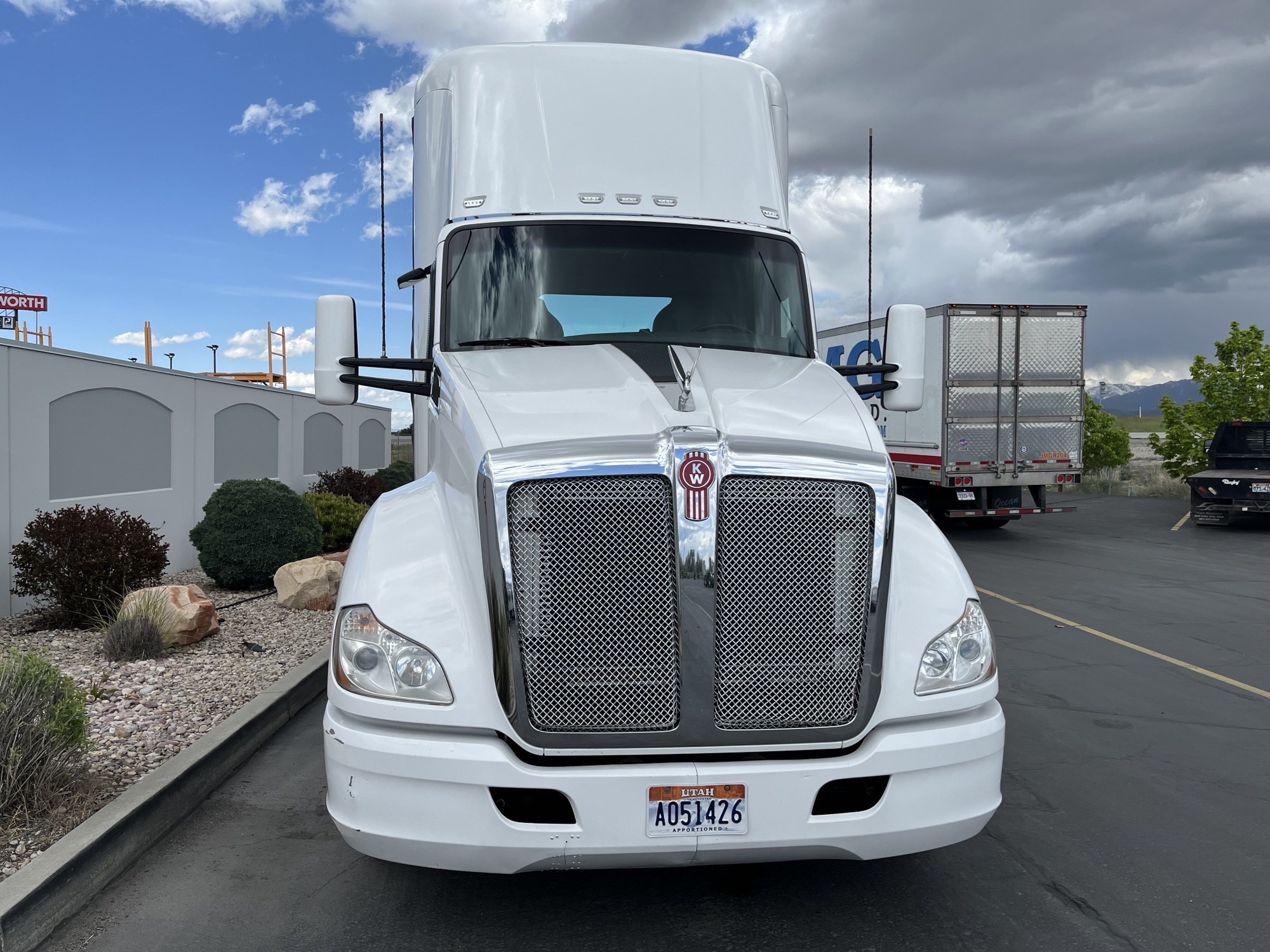 2018 Kenworth T680 - image 2 of 6