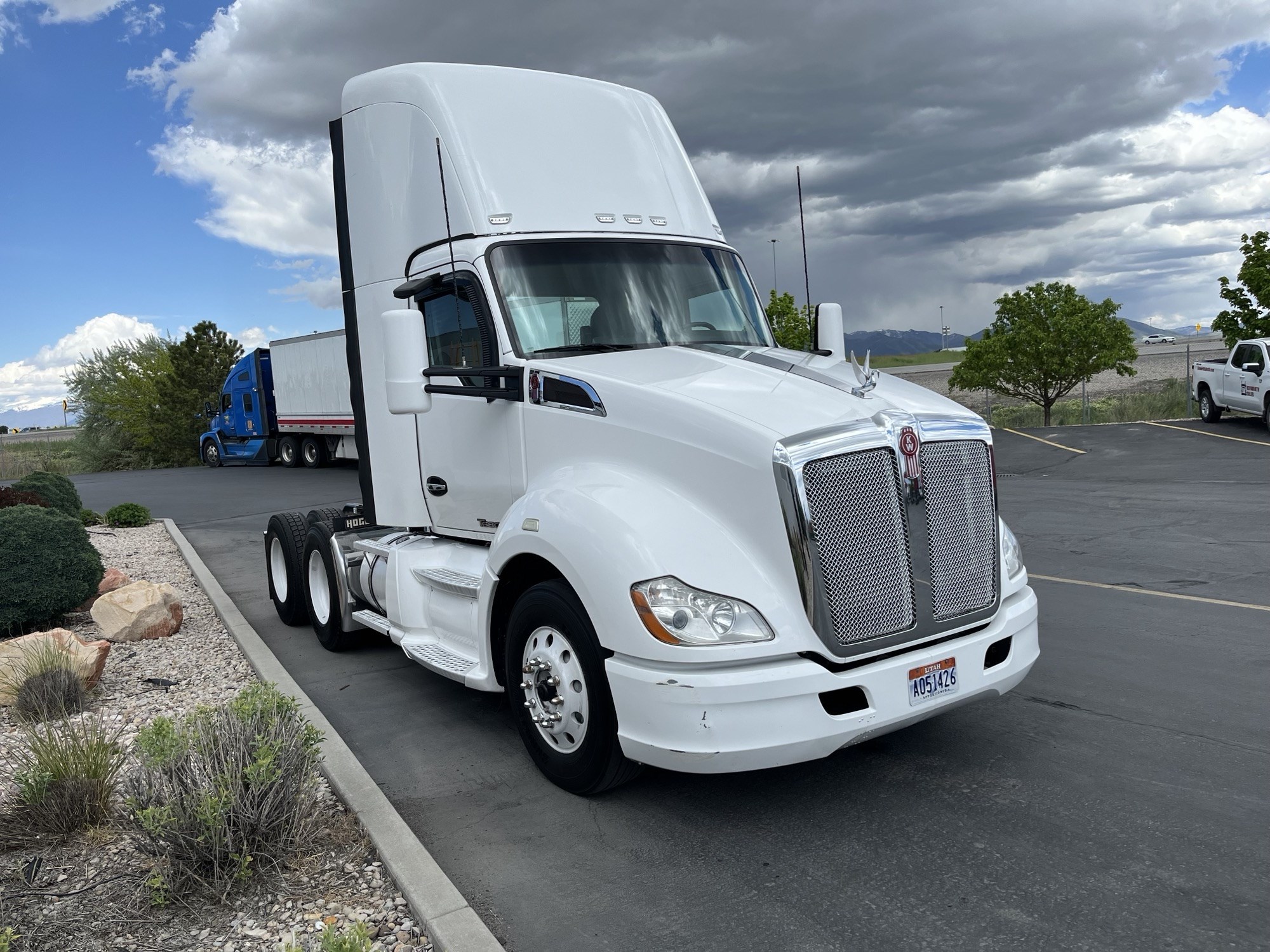 2018 Kenworth T680 - image 3 of 6