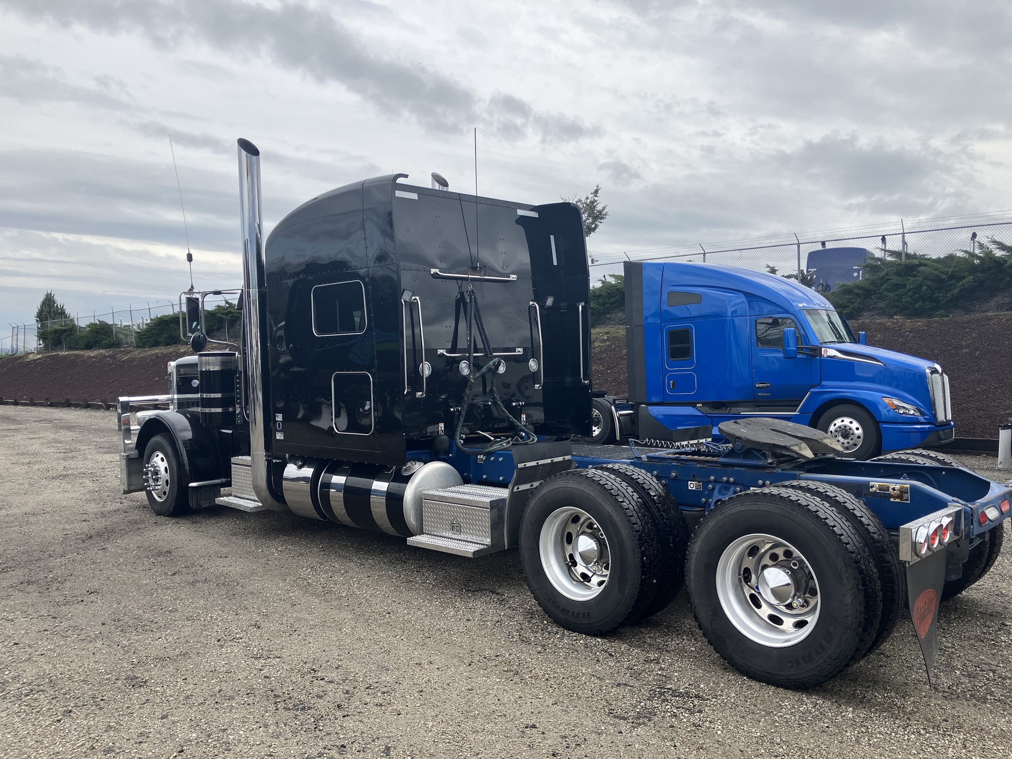 2022 Peterbilt 389 - image 3 of 6