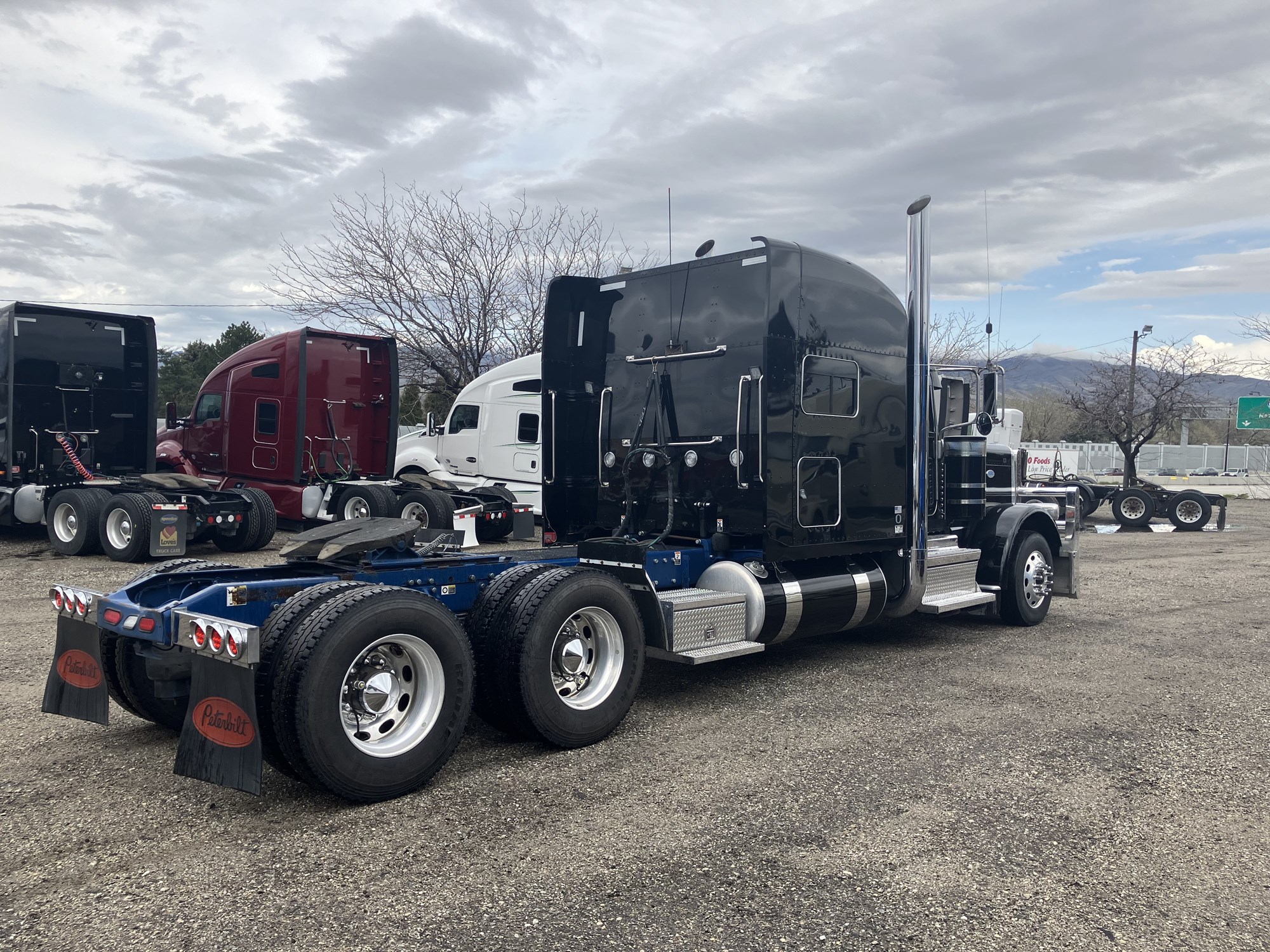 2022 Peterbilt 389 - image 5 of 6