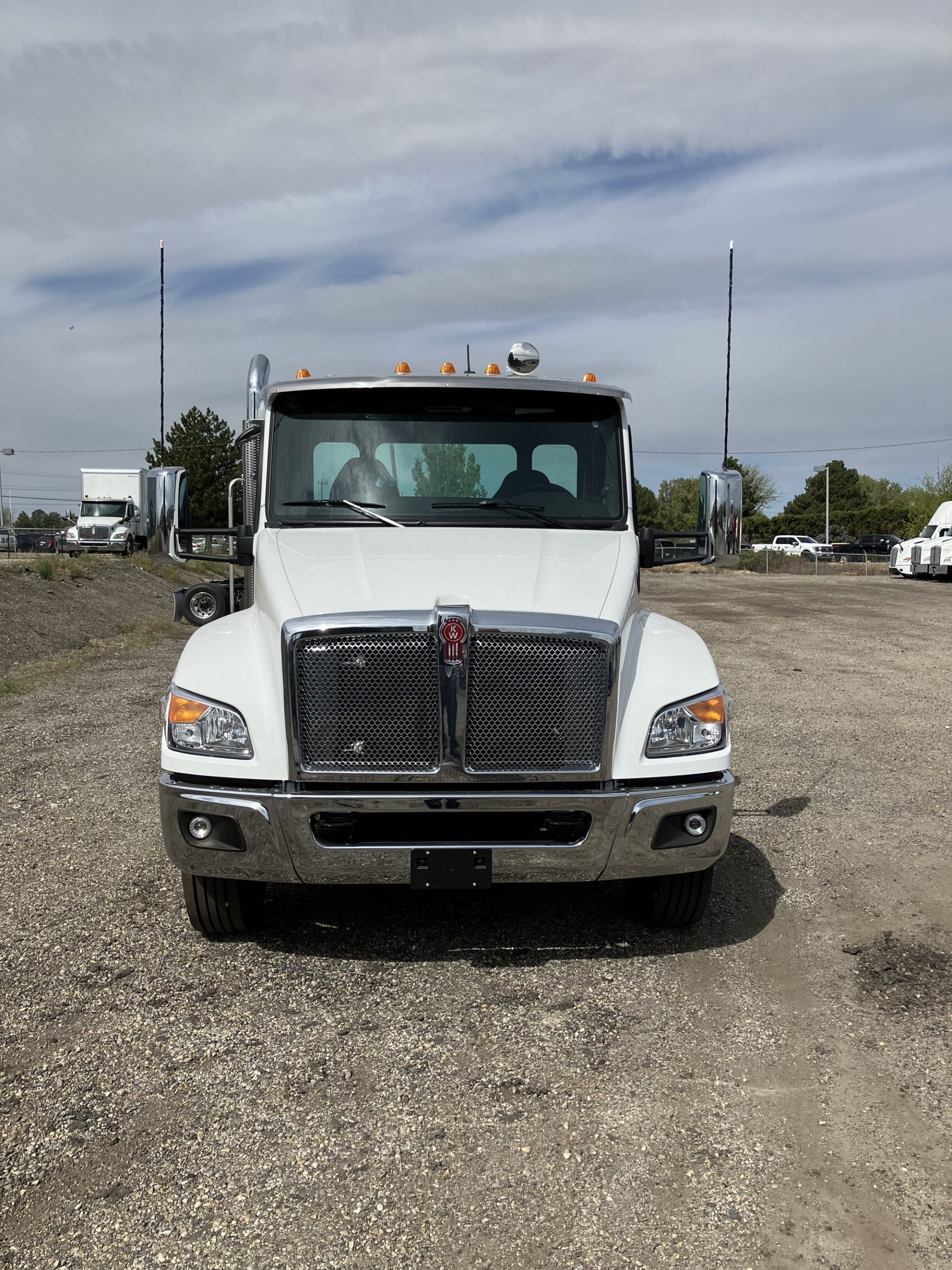 2024 Kenworth T380 - image 2 of 6