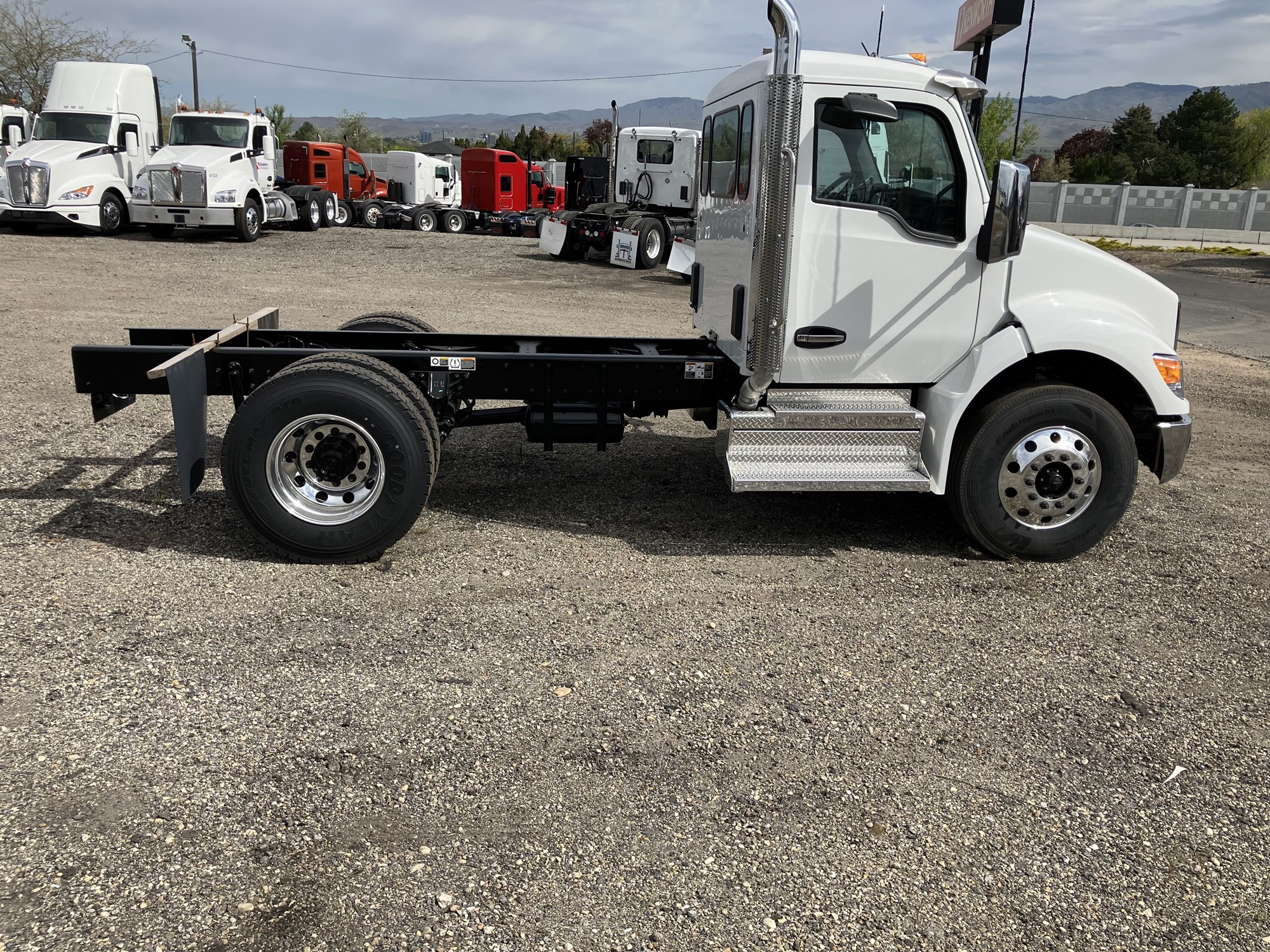 2024 Kenworth T380 - image 4 of 6