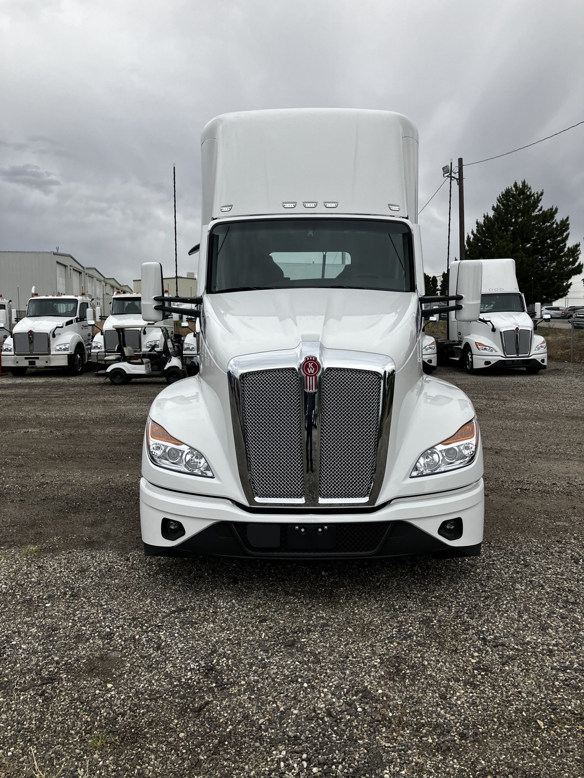 2025 Kenworth T680 - image 1 of 4