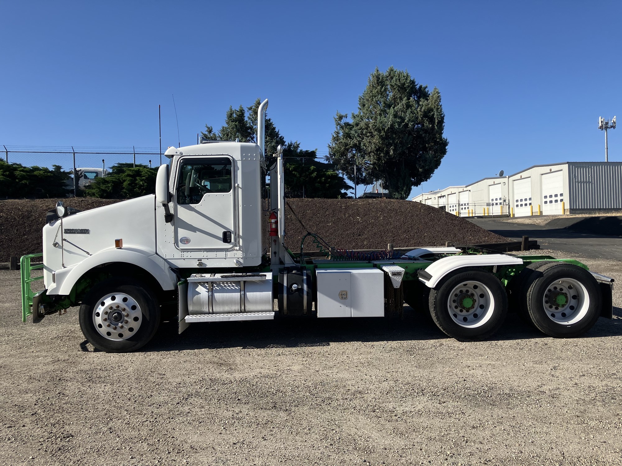 2014 Kenworth T800 - image 2 of 6