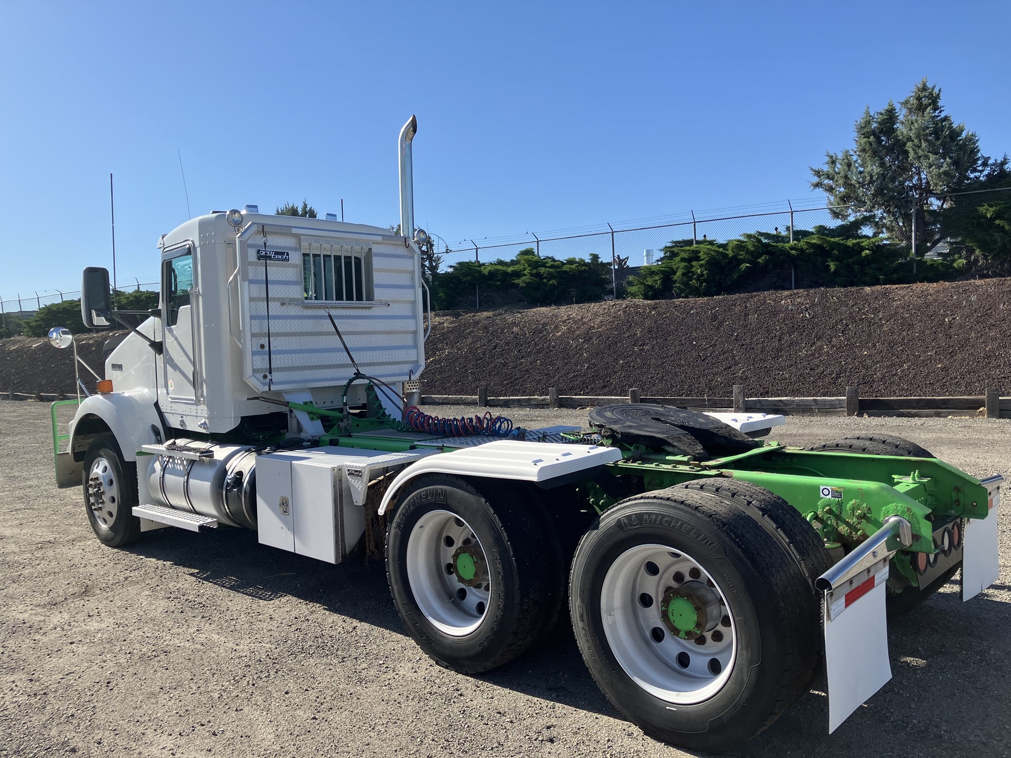 2014 Kenworth T800 - image 3 of 6