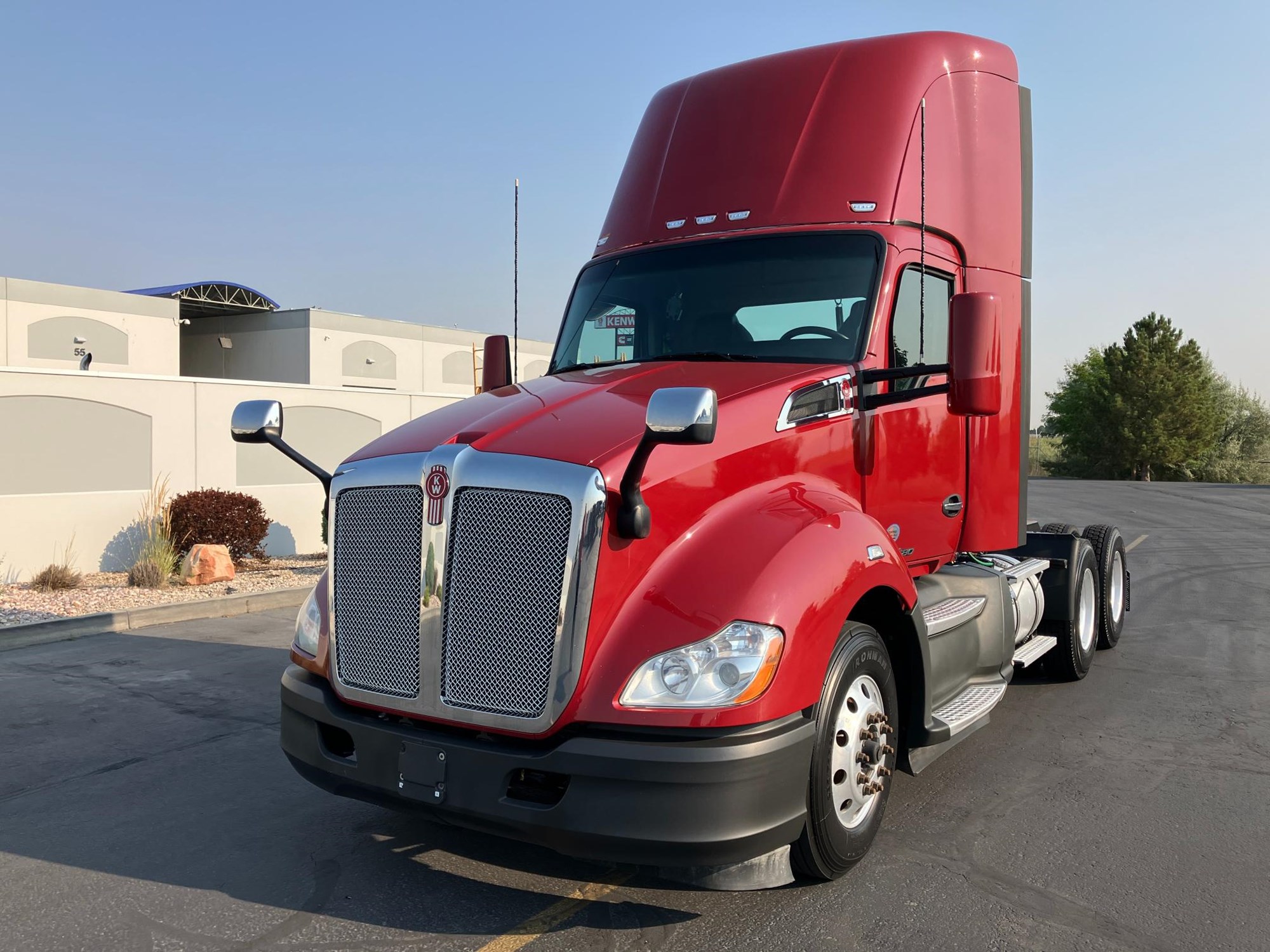 2020 Kenworth T680 - image 2 of 6