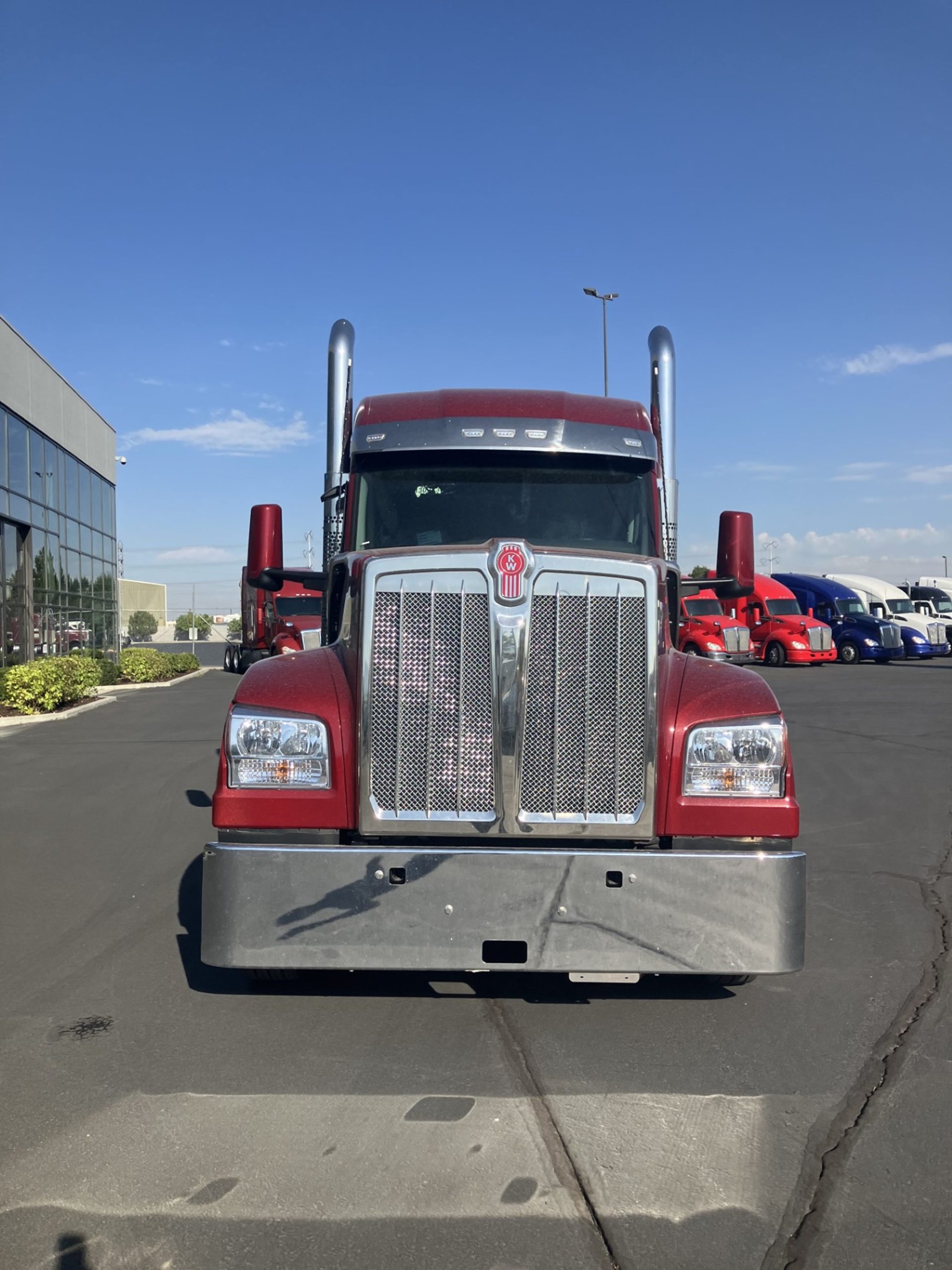 2025 Kenworth W990 - image 2 of 6