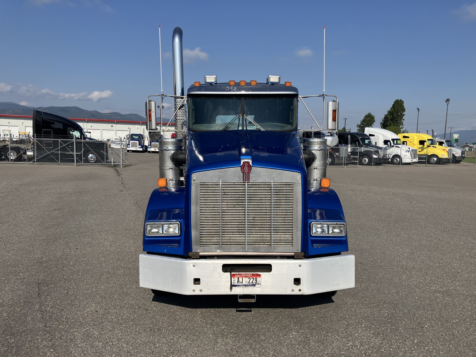 2009 Kenworth T800 - image 2 of 6