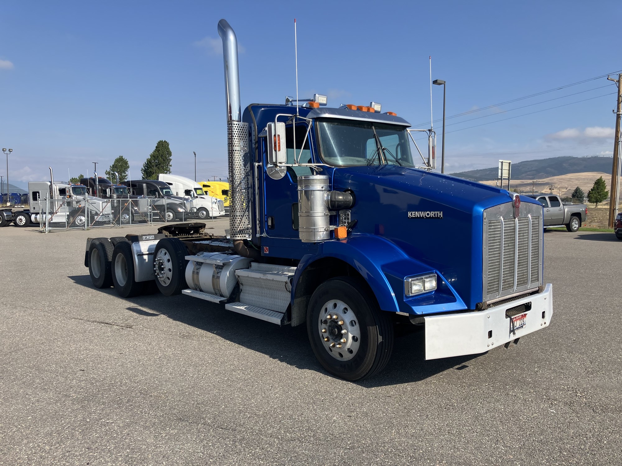 2009 Kenworth T800 - image 3 of 6