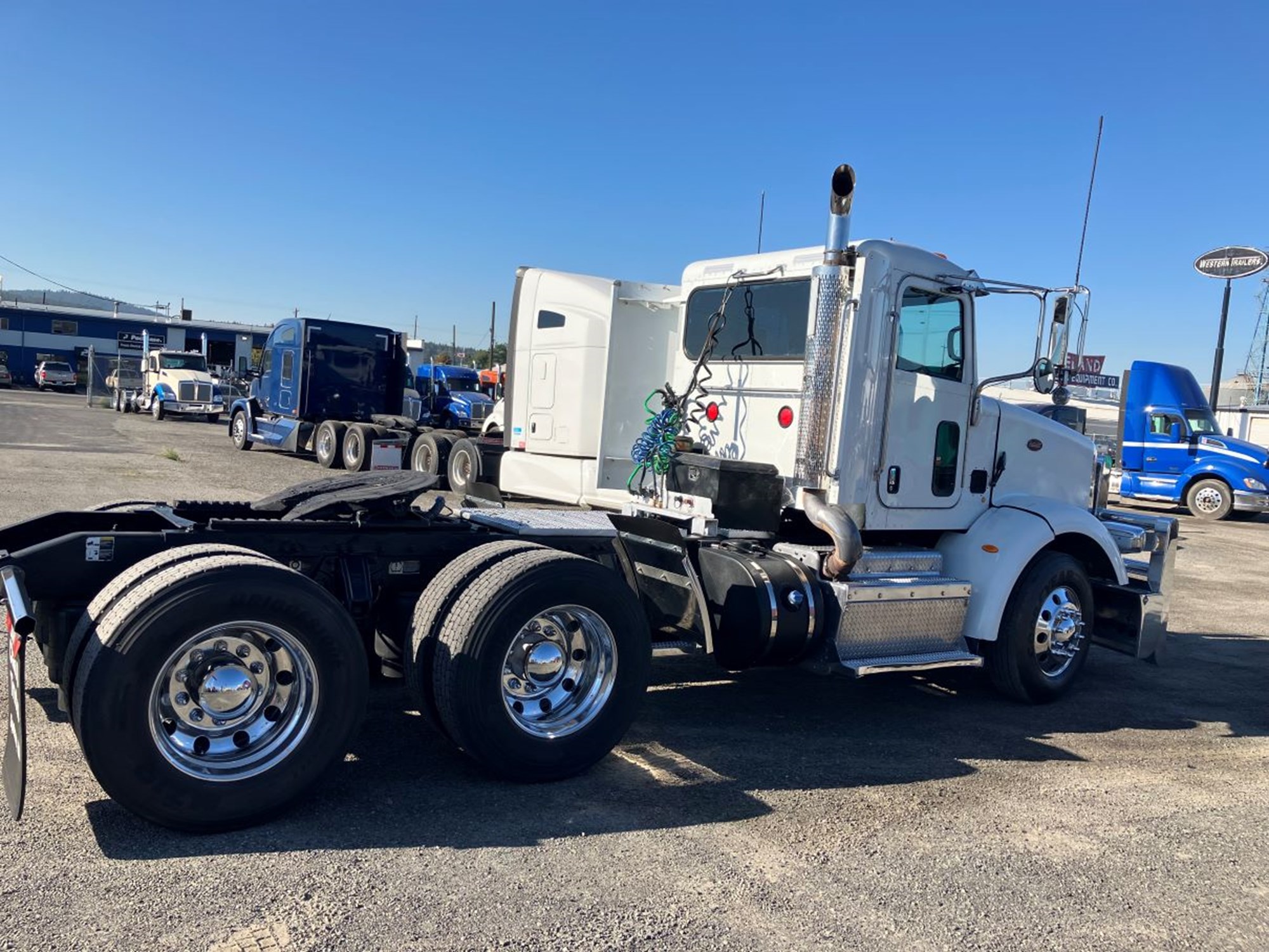 2014 Peterbilt 365 - image 3 of 6