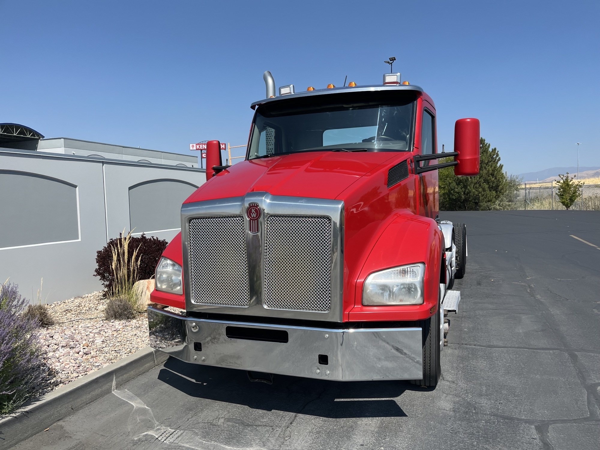 2016 Kenworth T880 - image 2 of 6