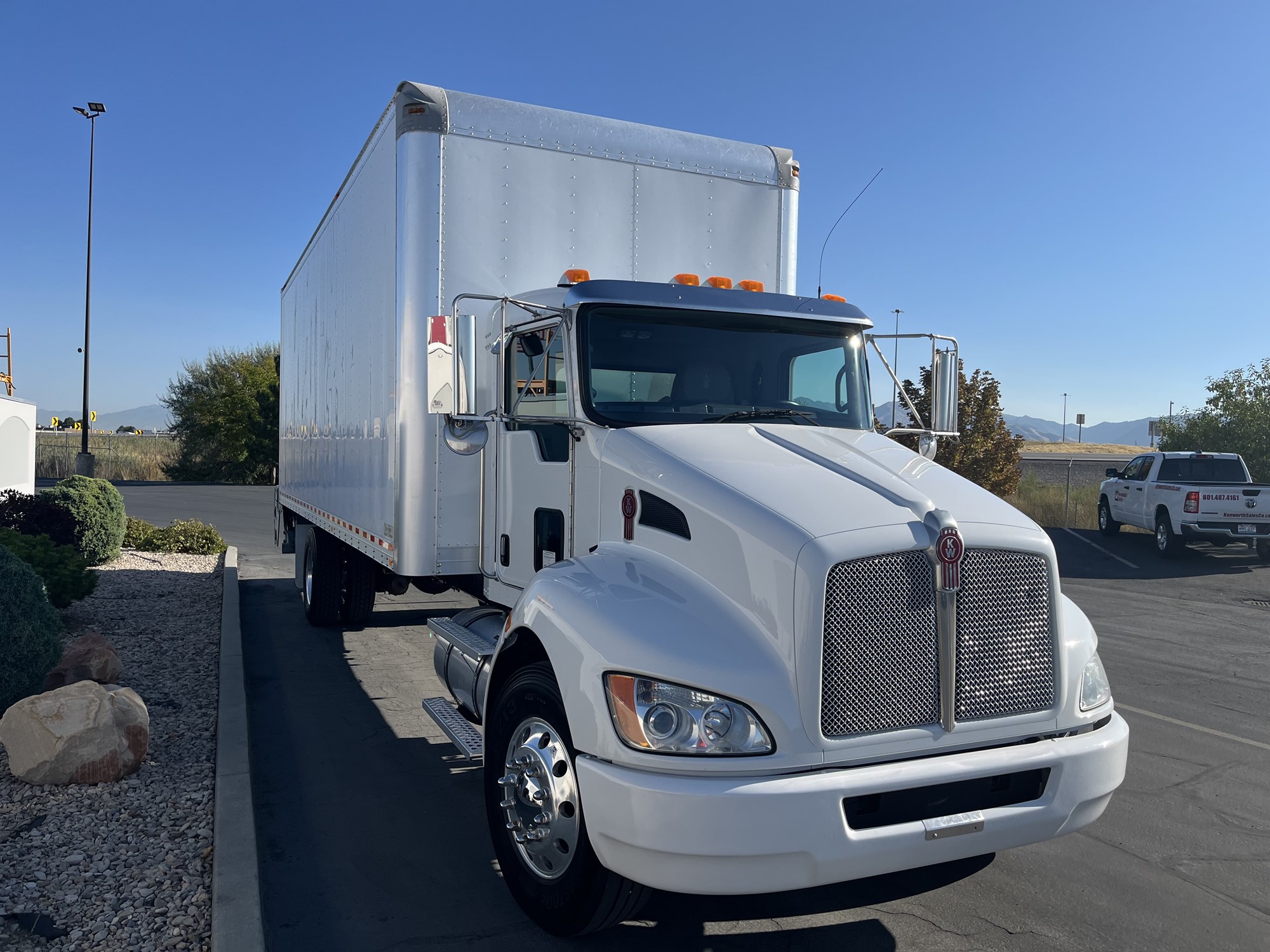 2018 Kenworth T270 - image 3 of 6