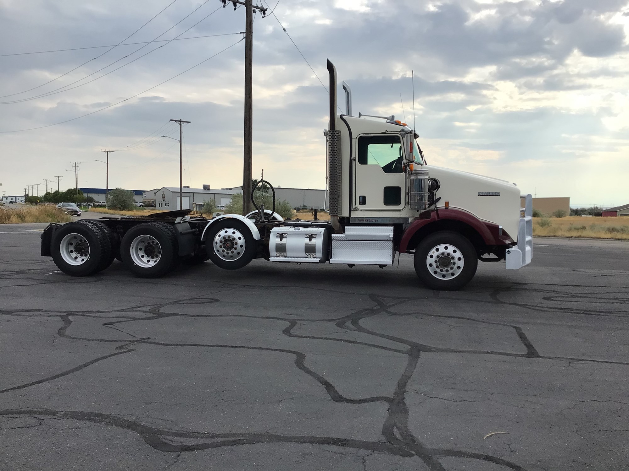 2019 Kenworth T800 - image 2 of 6