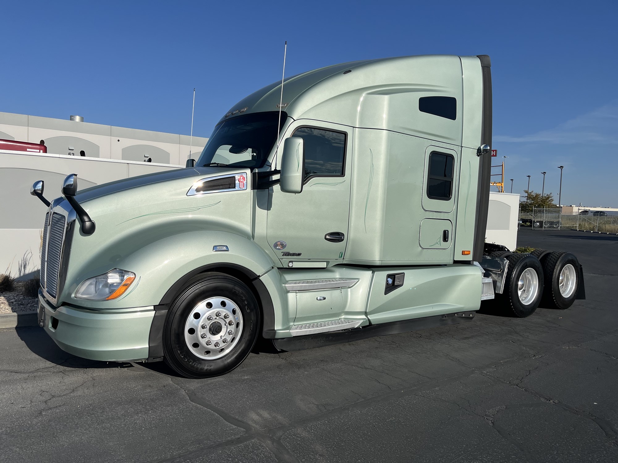 2019 Kenworth T680 - image 1 of 6