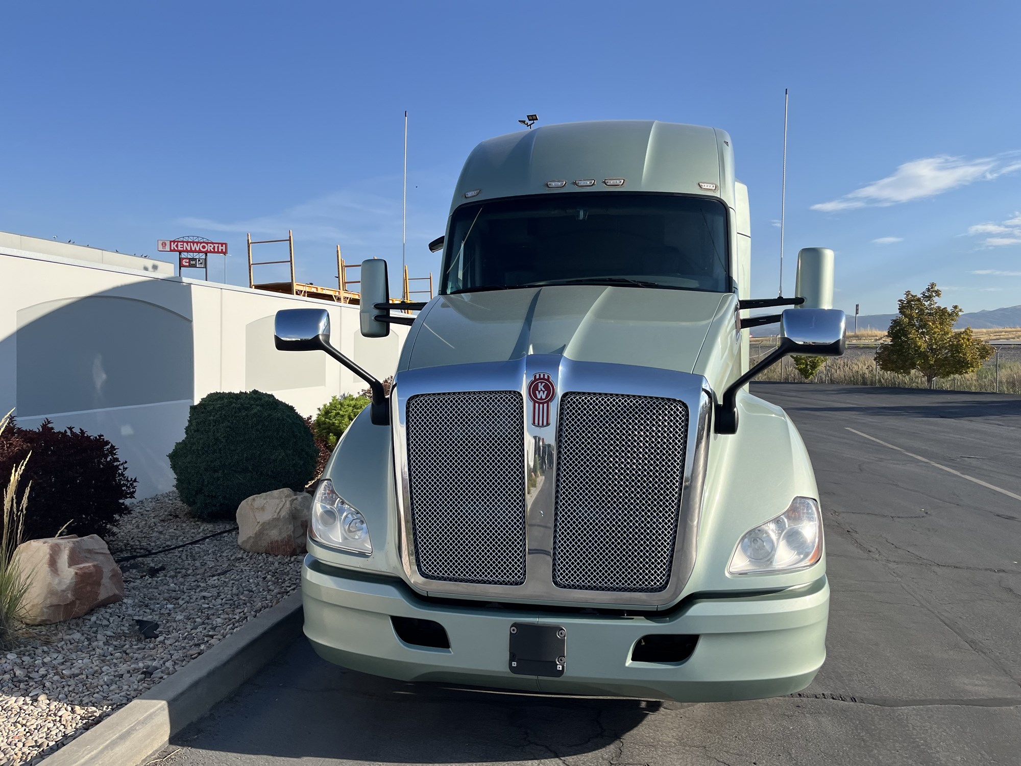 2019 Kenworth T680 - image 2 of 6