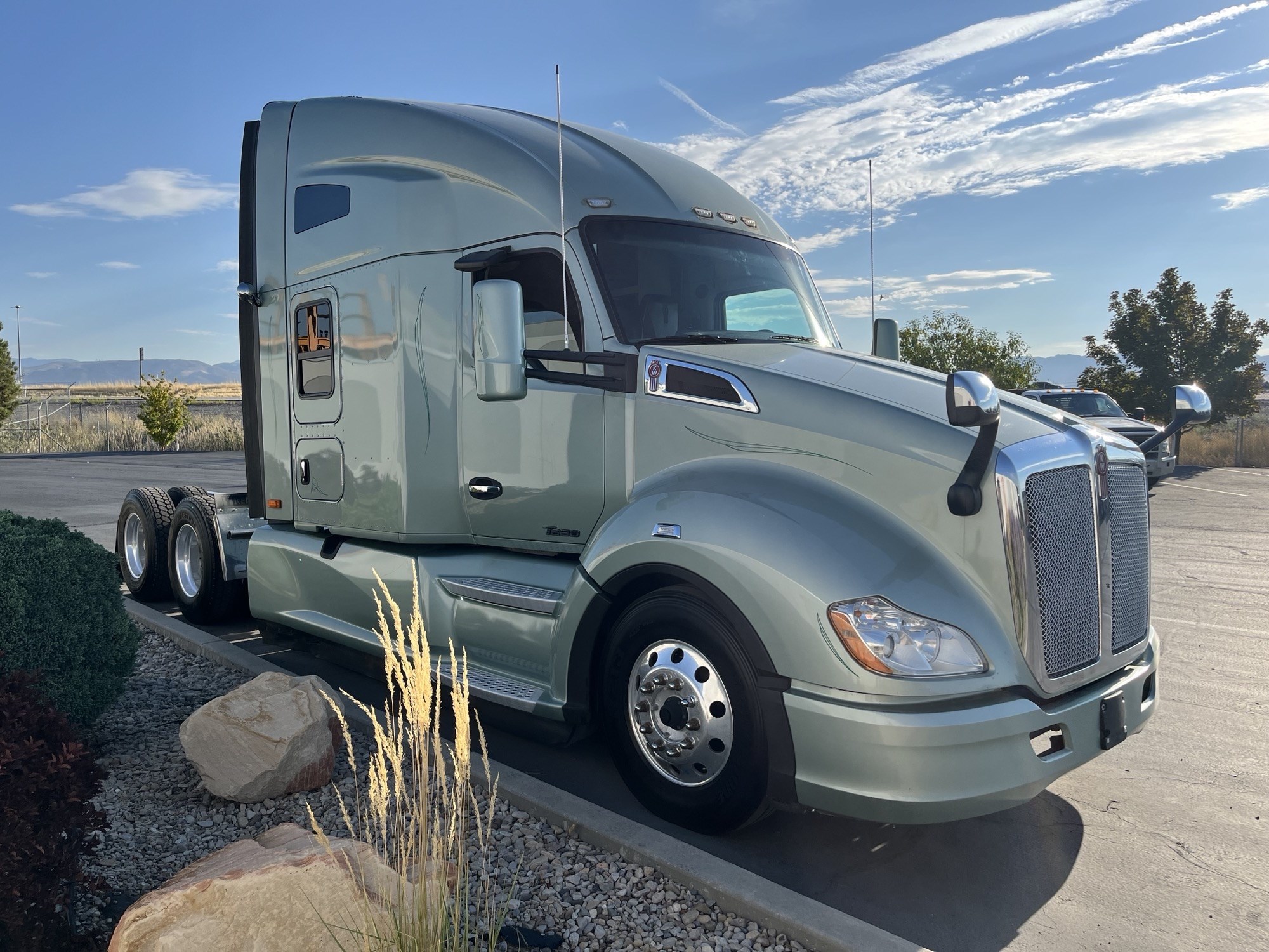 2019 Kenworth T680 - image 3 of 6