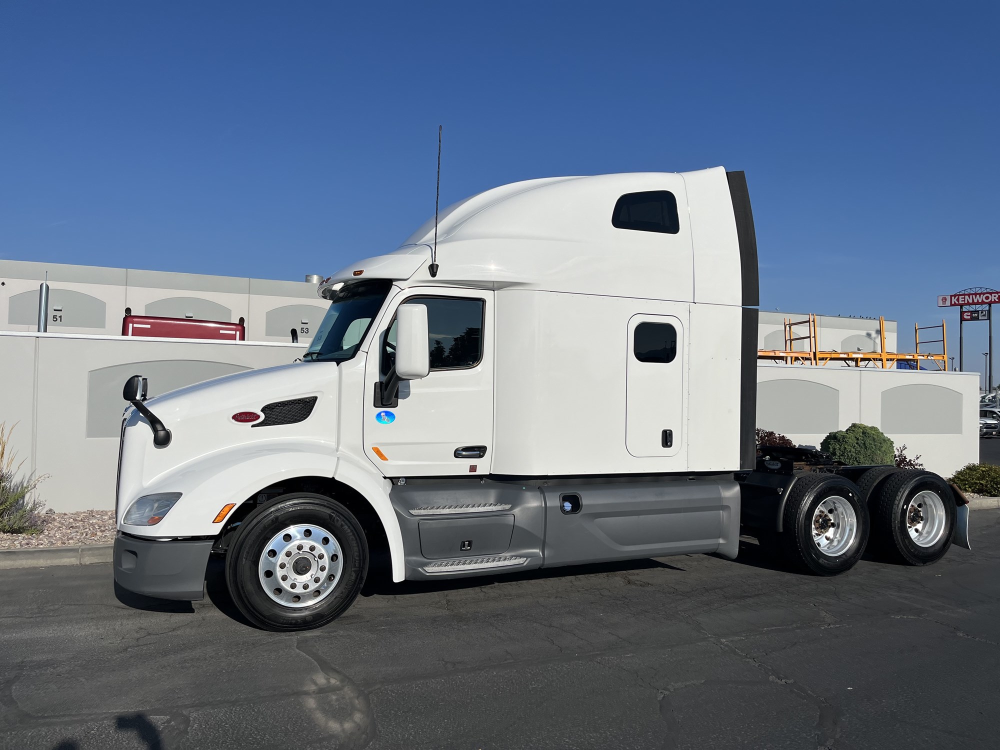 2020 Peterbilt 579 - image 1 of 6