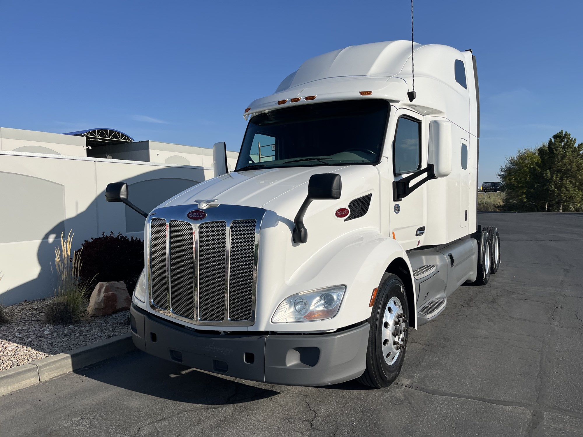 2020 Peterbilt 579 - image 2 of 6