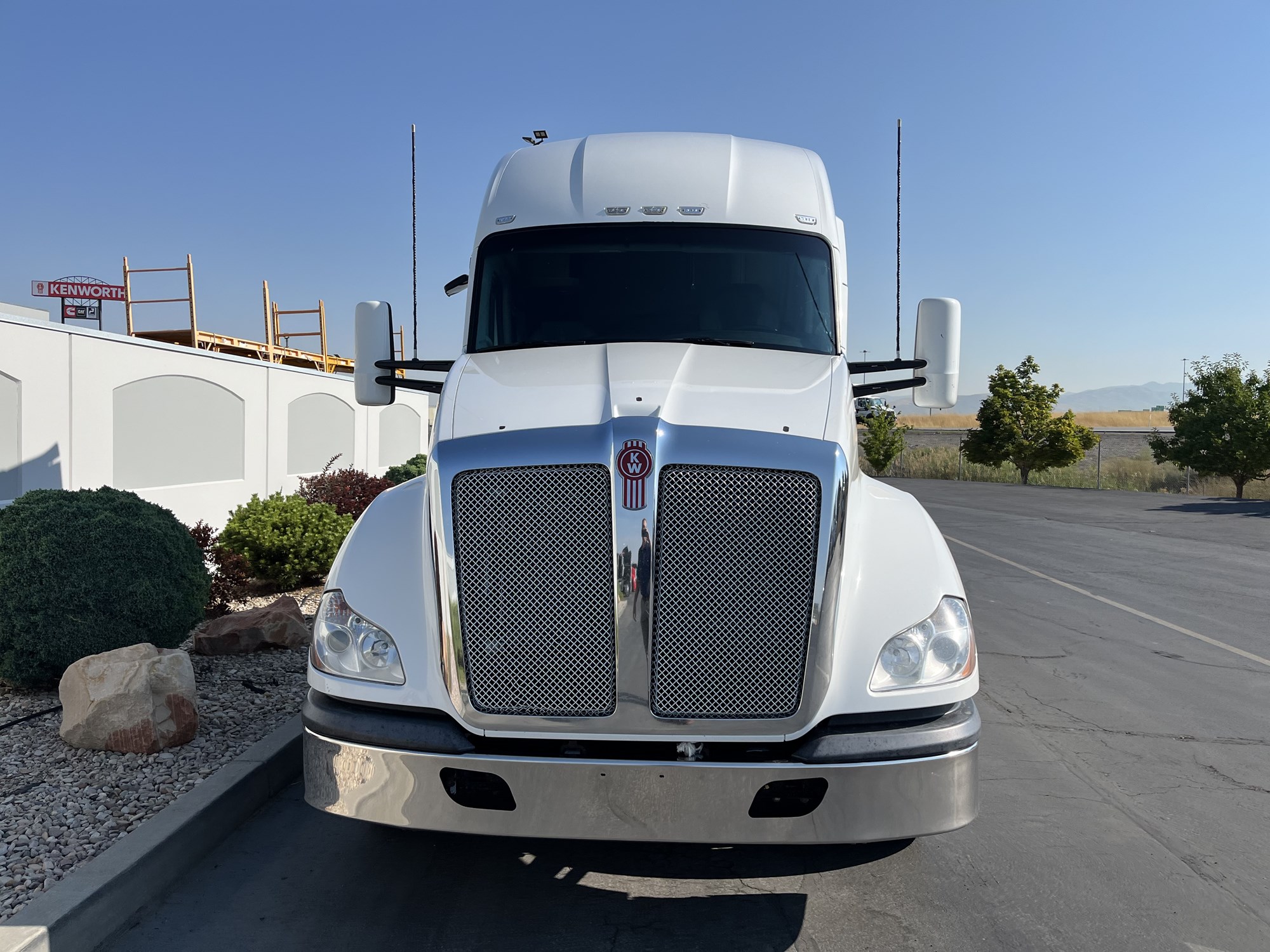 2020 Kenworth T680 - image 3 of 6