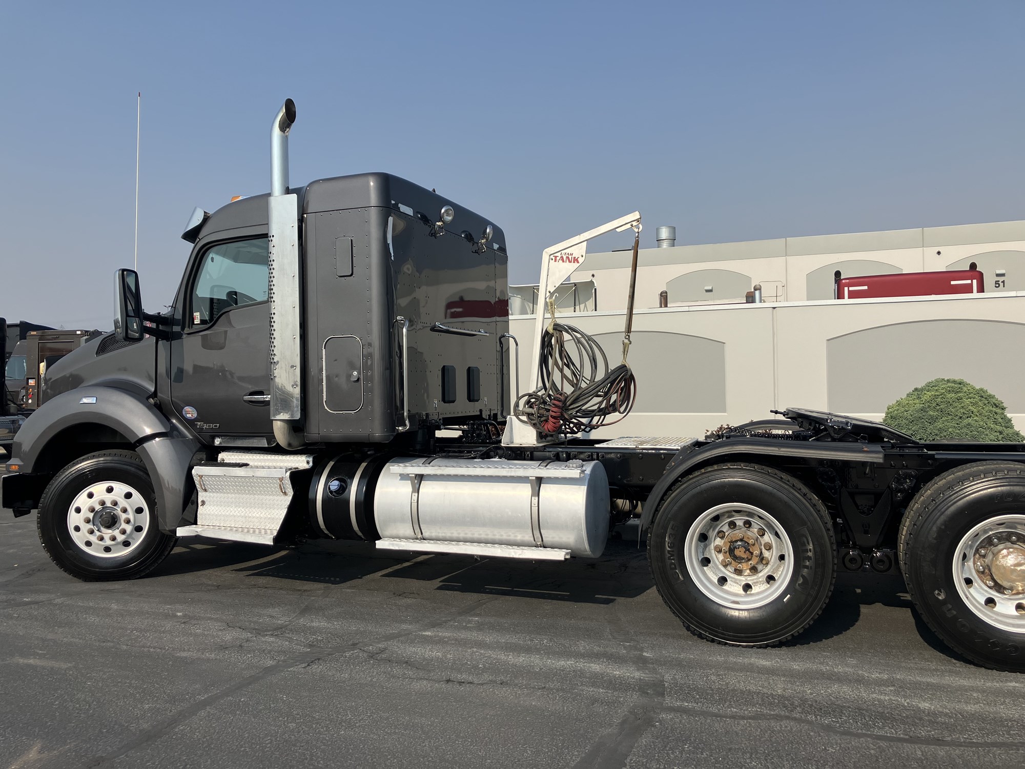 2020 Kenworth T880 - image 2 of 6