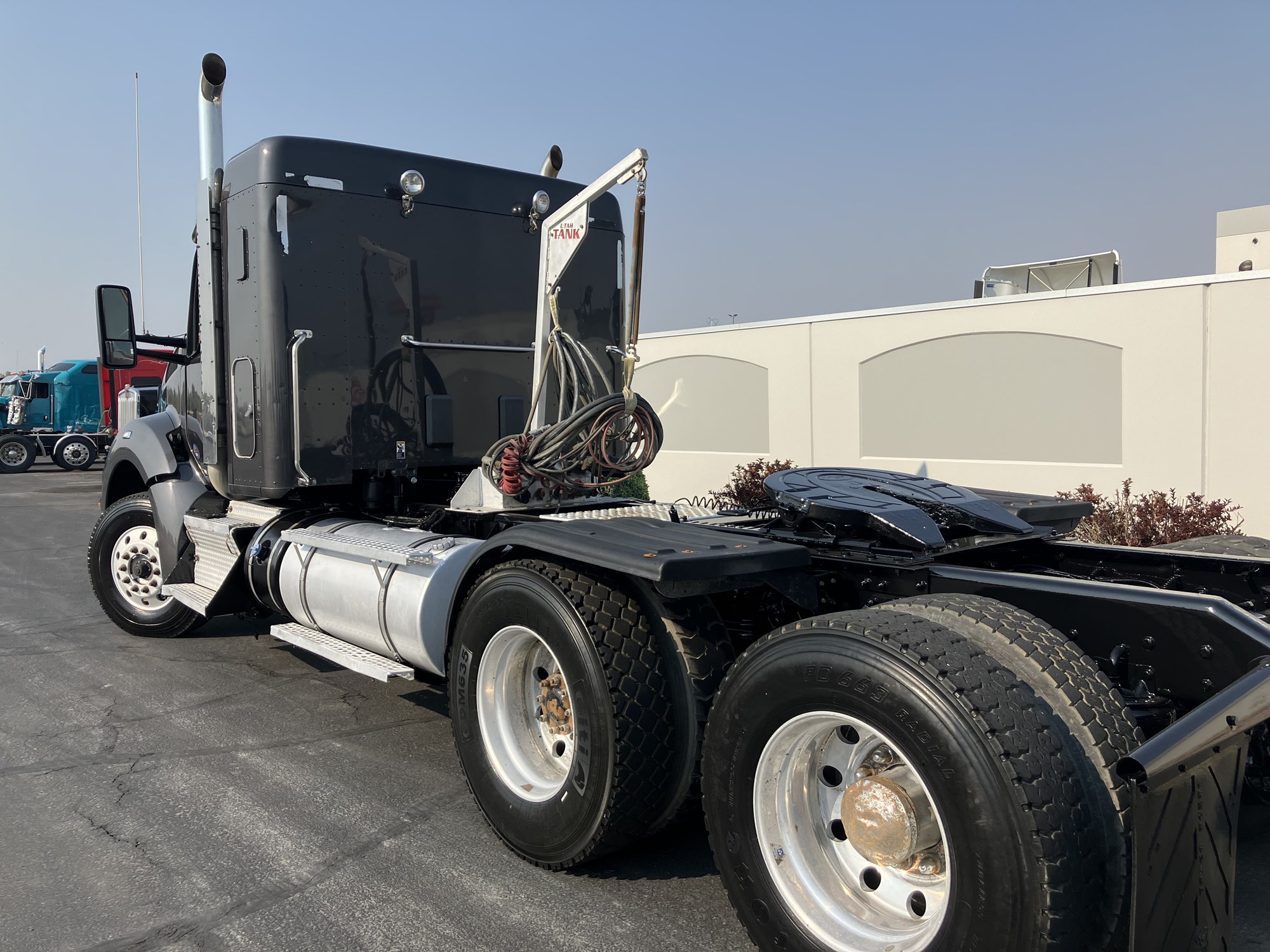 2020 Kenworth T880 - image 3 of 6