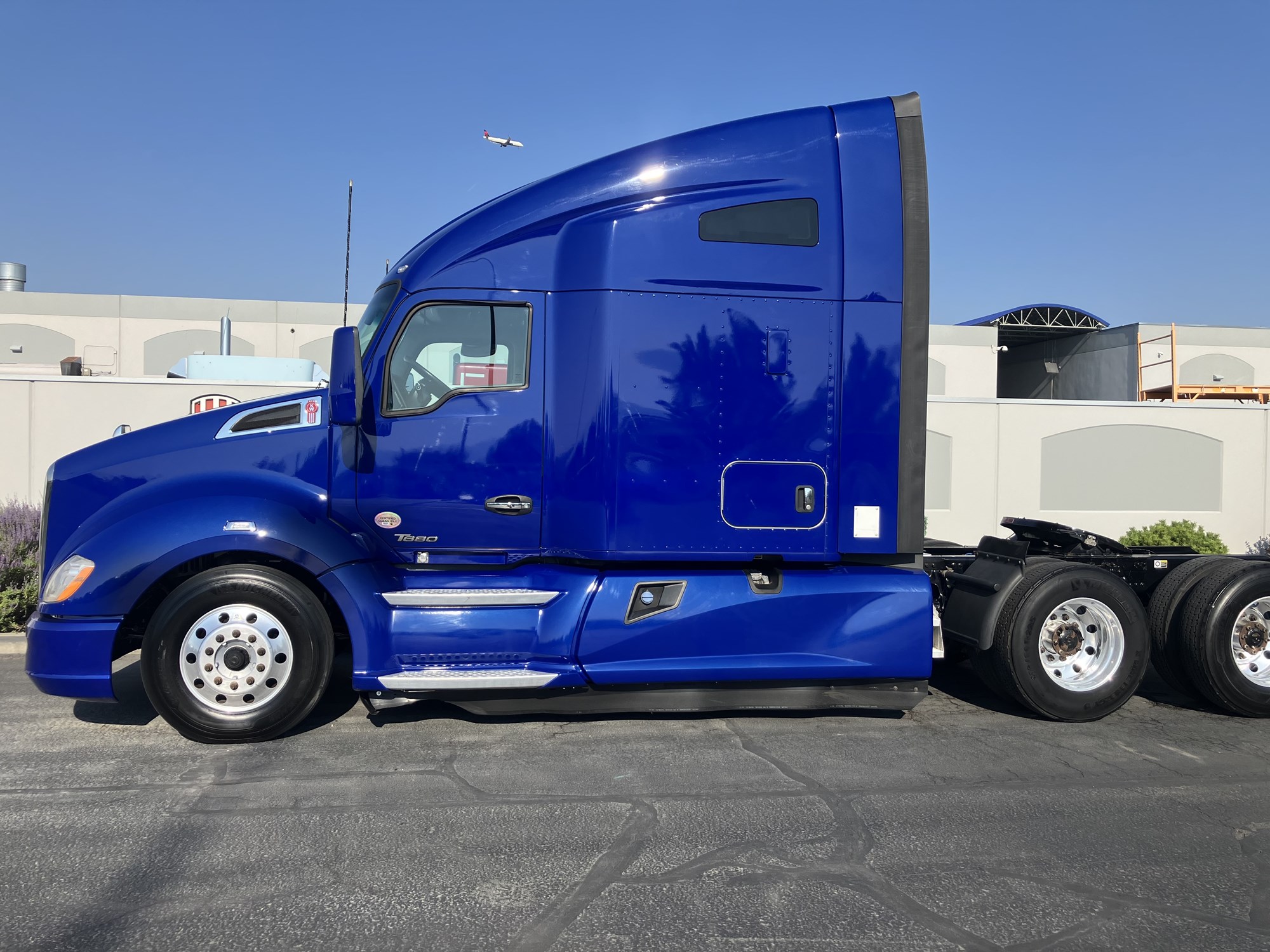 2021 Kenworth T680 - image 1 of 6