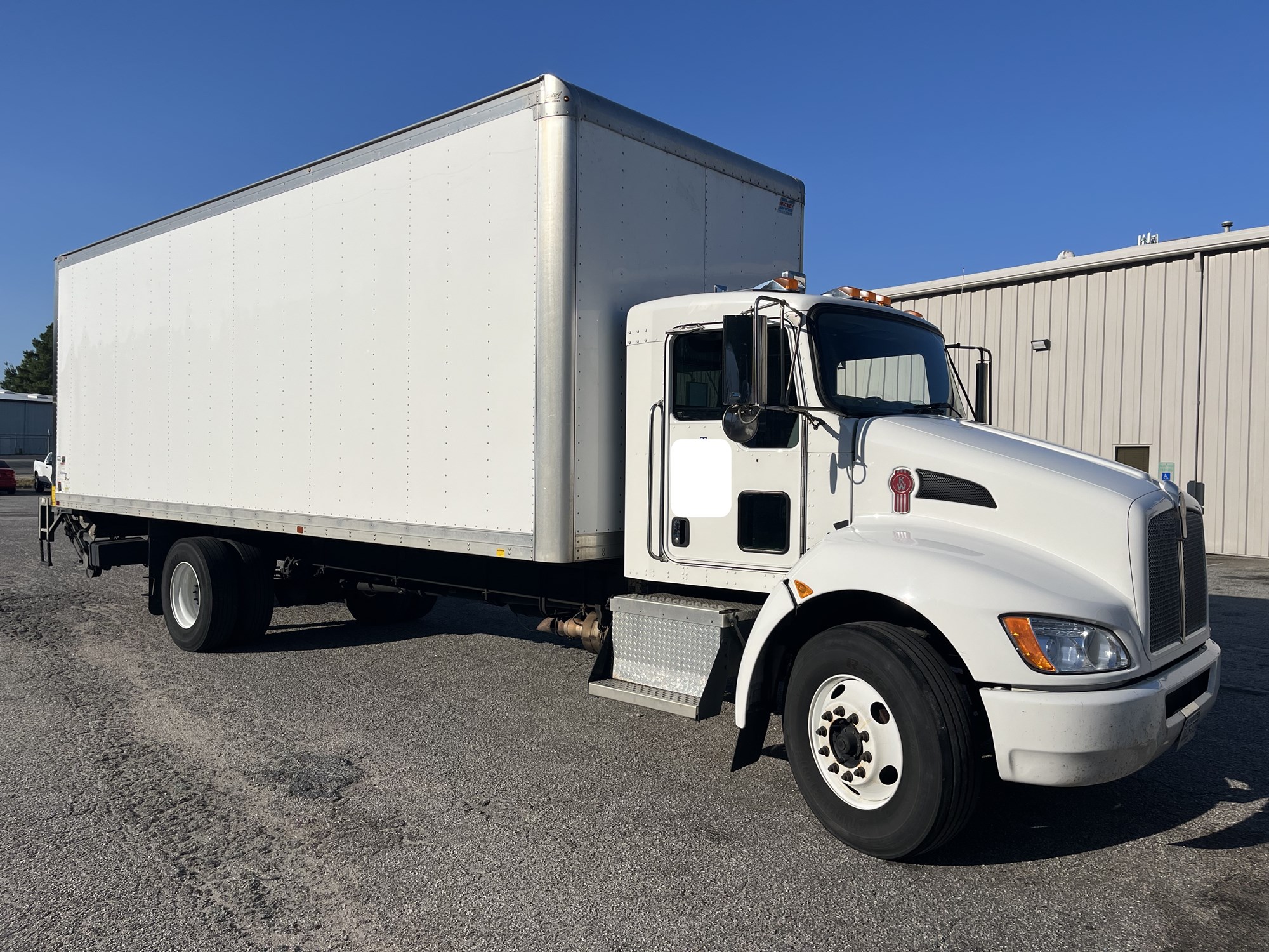 2021 Kenworth T270 - image 3 of 6