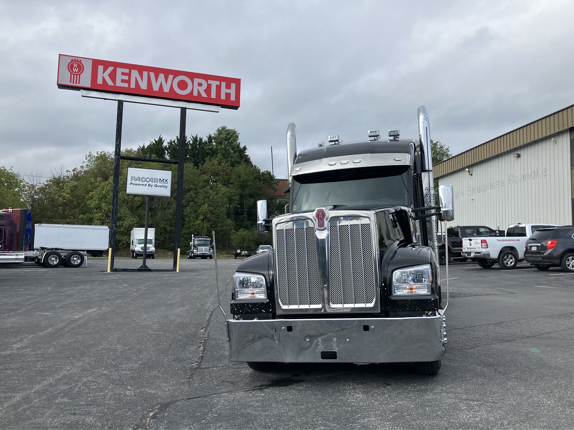 2022 Kenworth W990 - image 3 of 6