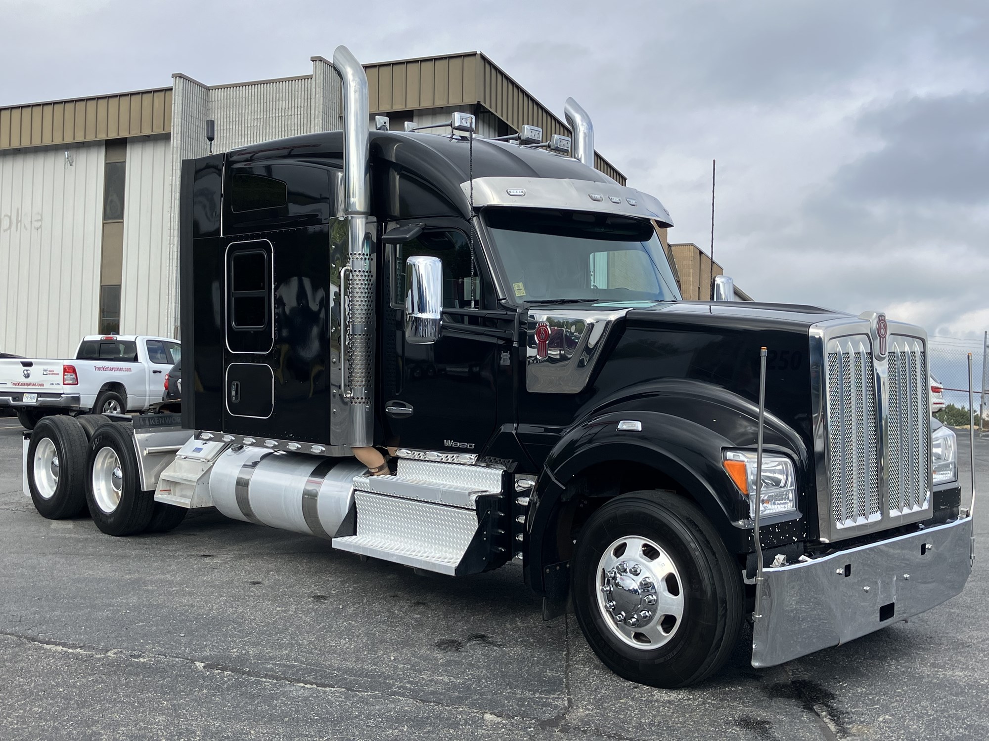 2022 Kenworth W990 - image 4 of 6