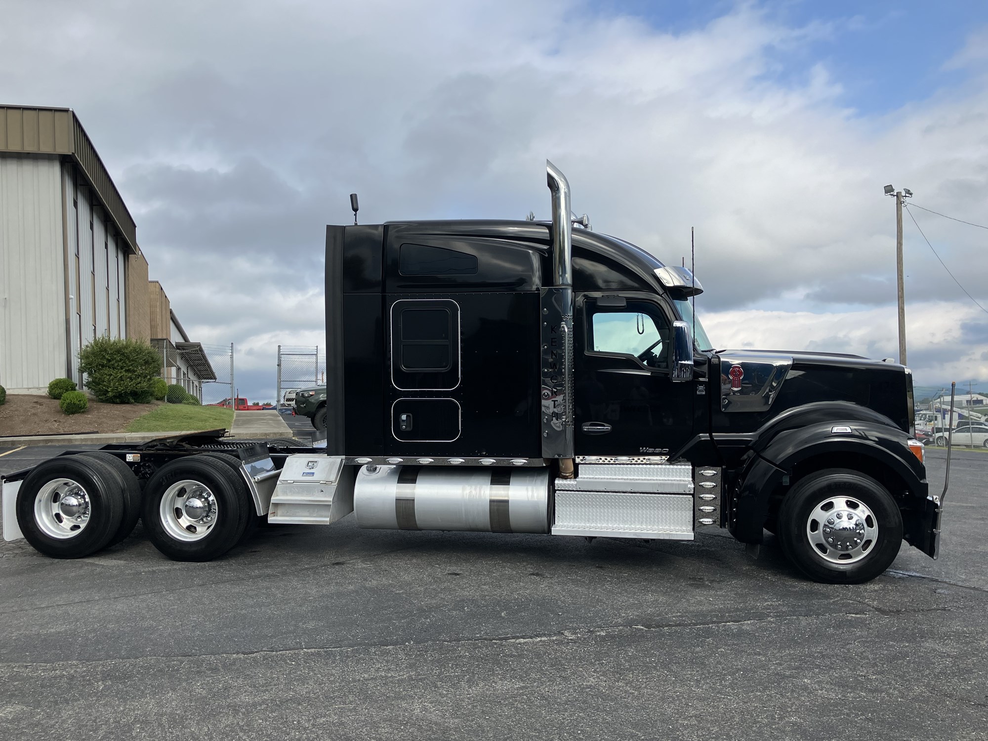 2022 Kenworth W990 - image 5 of 6