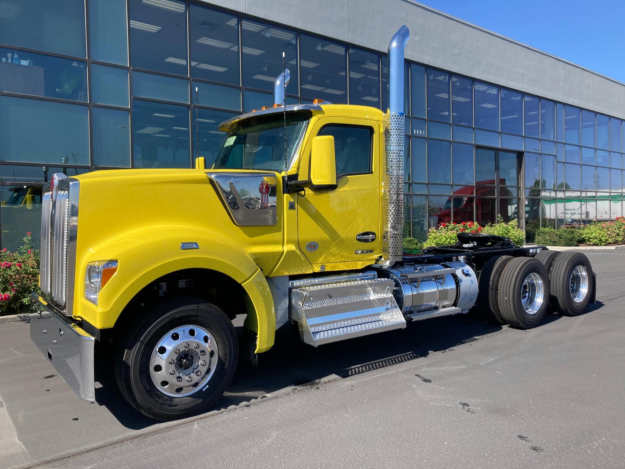 2025 Kenworth W990 - image 1 of 6