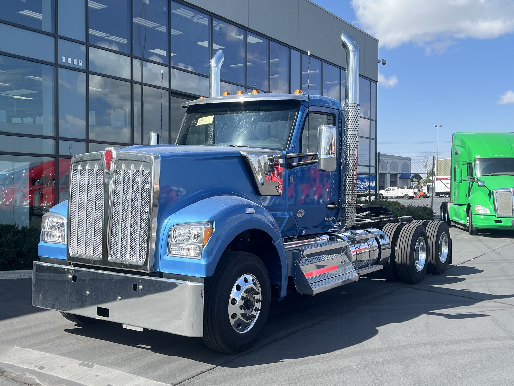 2025 Kenworth W990 - image 1 of 3