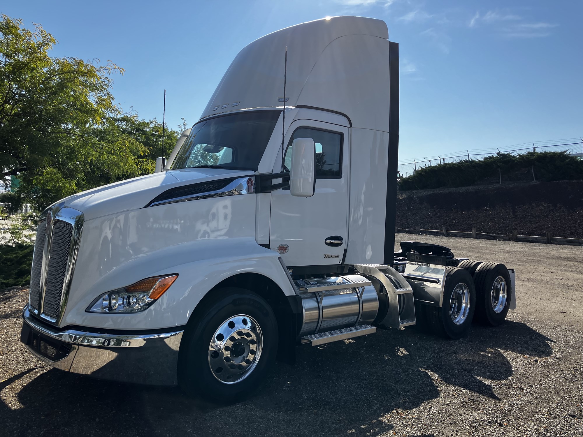 2025 Kenworth T680 - image 1 of 5