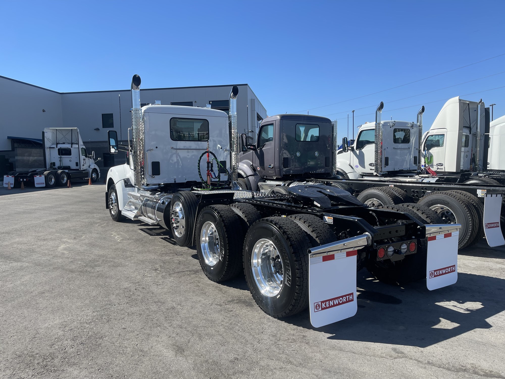 2025 Kenworth W990 - image 2 of 4