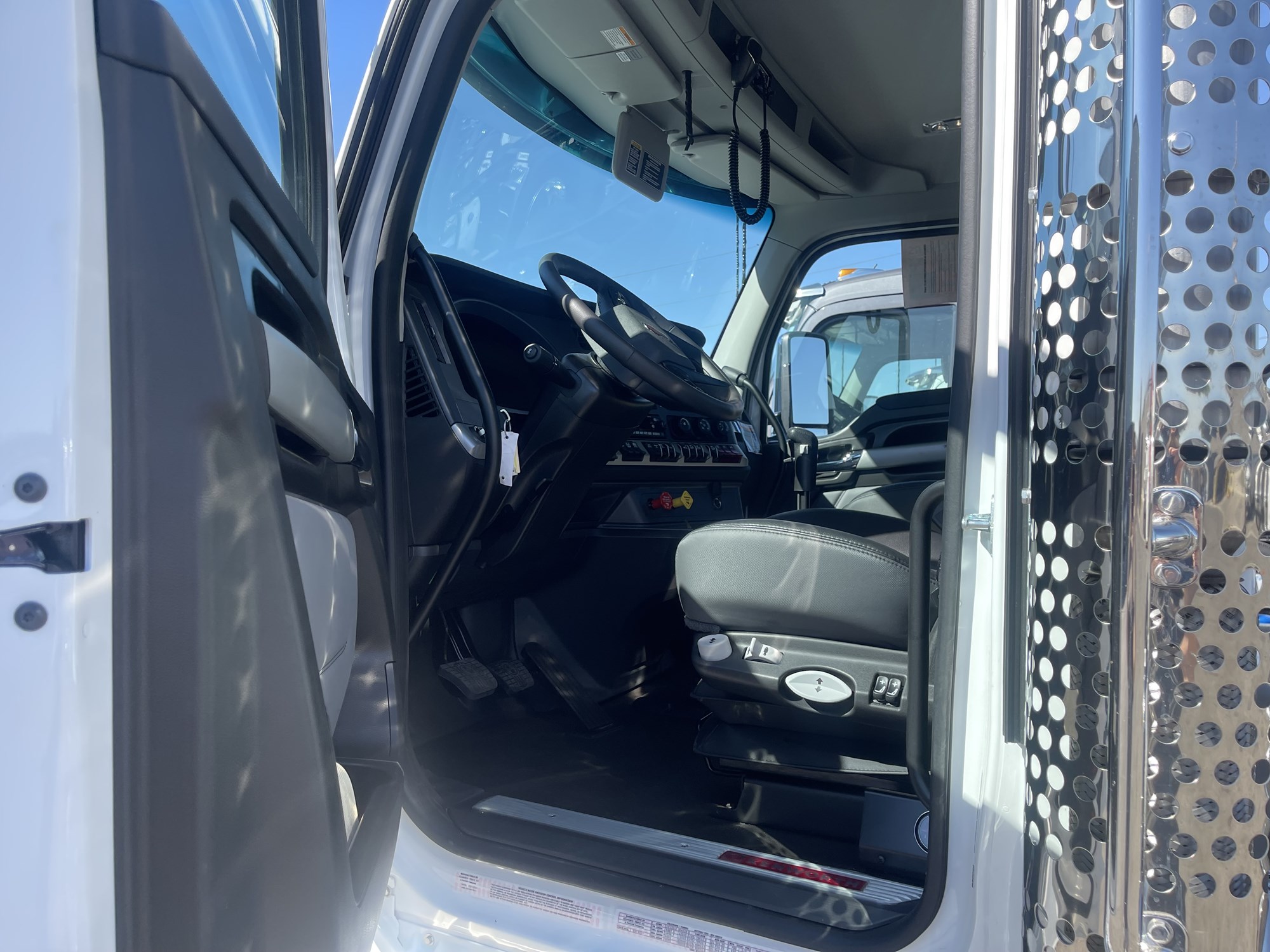 2025 Kenworth W990 - image 3 of 4