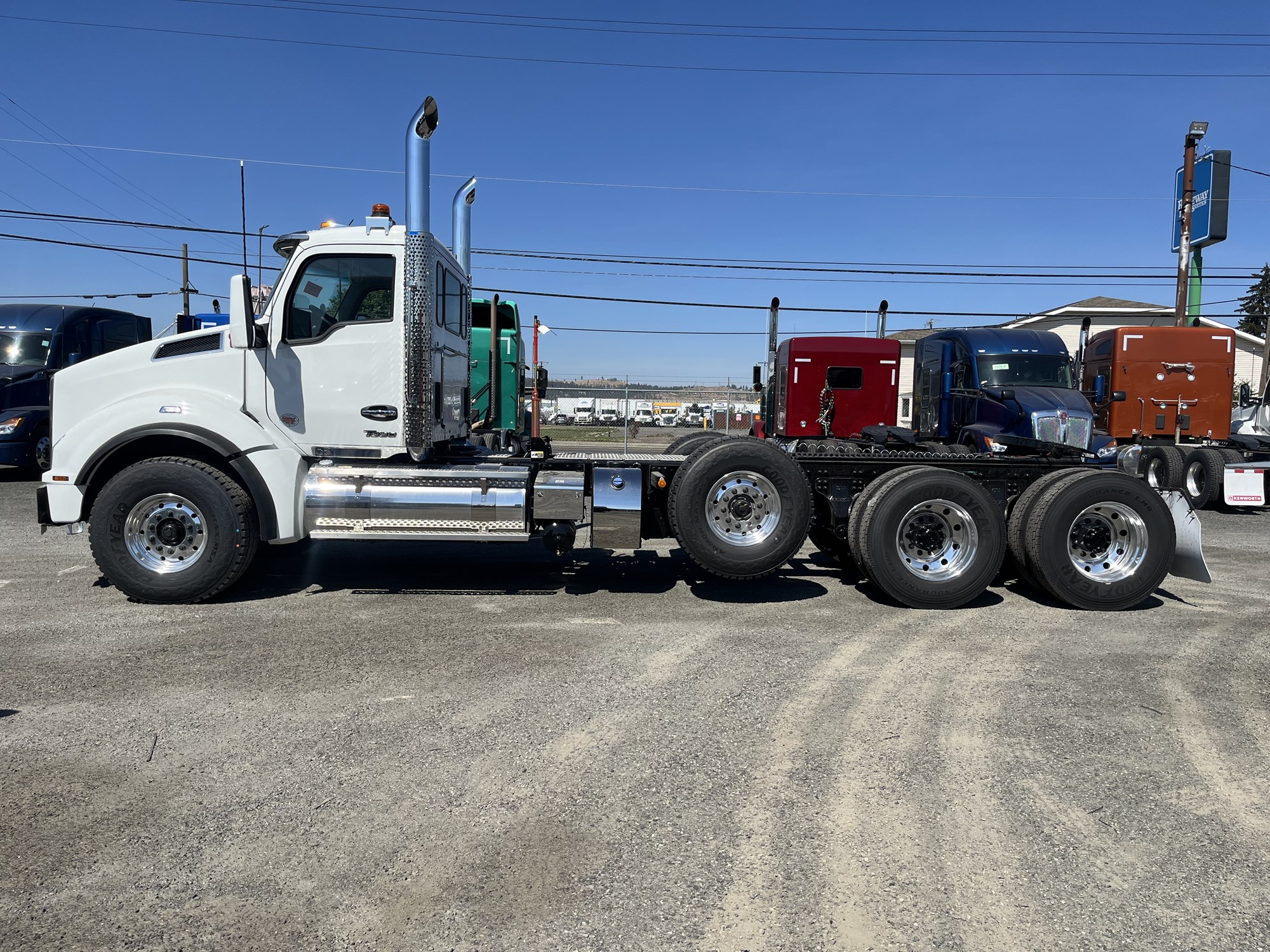 2025 Kenworth T880 - image 2 of 5