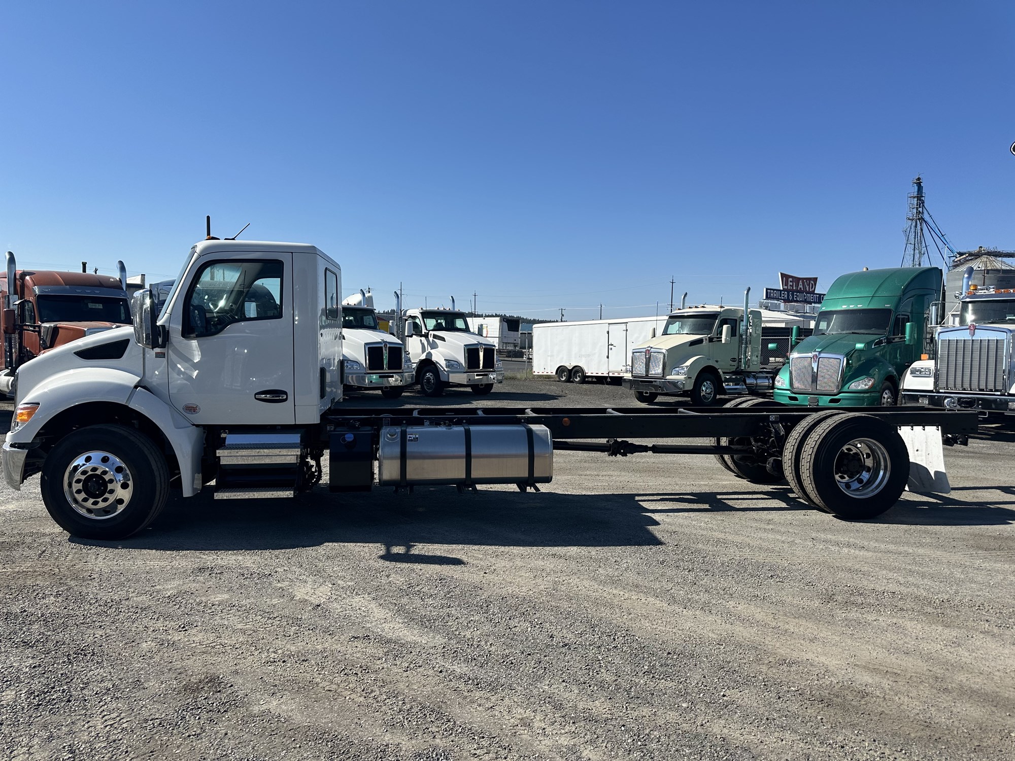 2025 Kenworth T280 - image 2 of 4