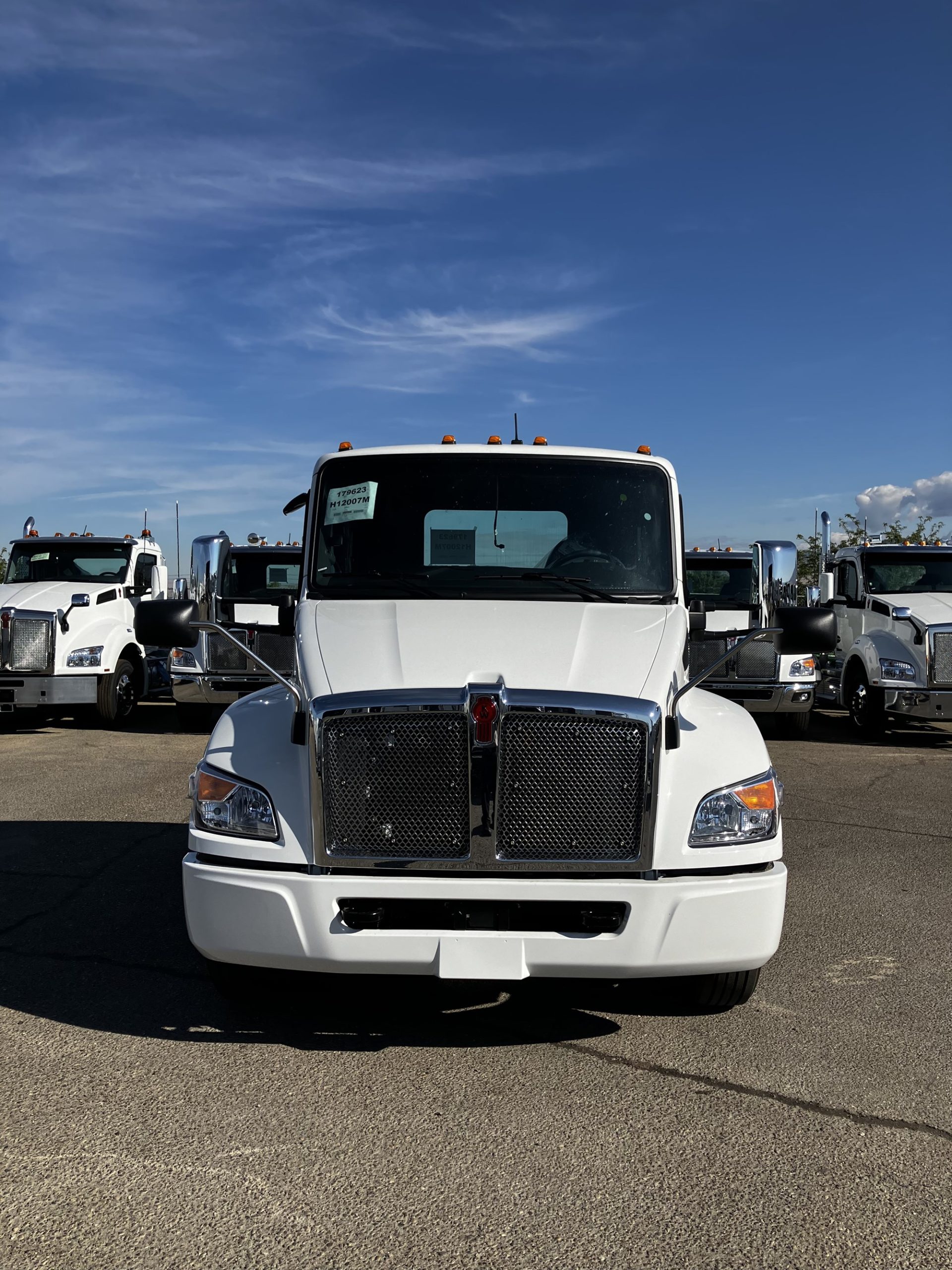 2023 Kenworth T280 - image 2 of 5