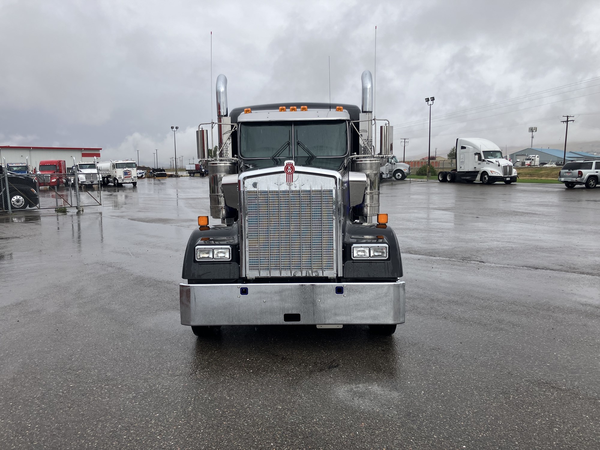 2025 Kenworth W900B - image 2 of 6