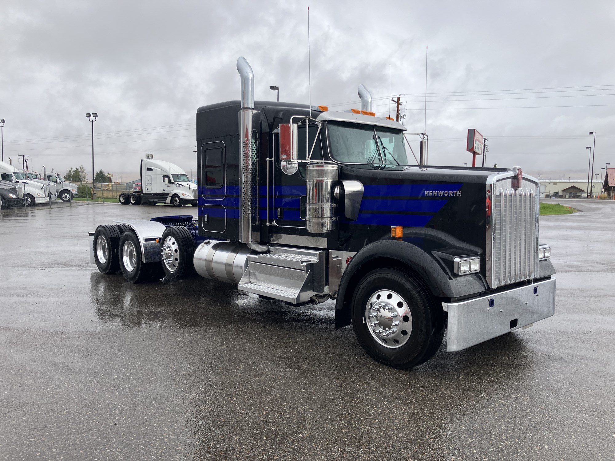 2025 Kenworth W900B - image 3 of 6