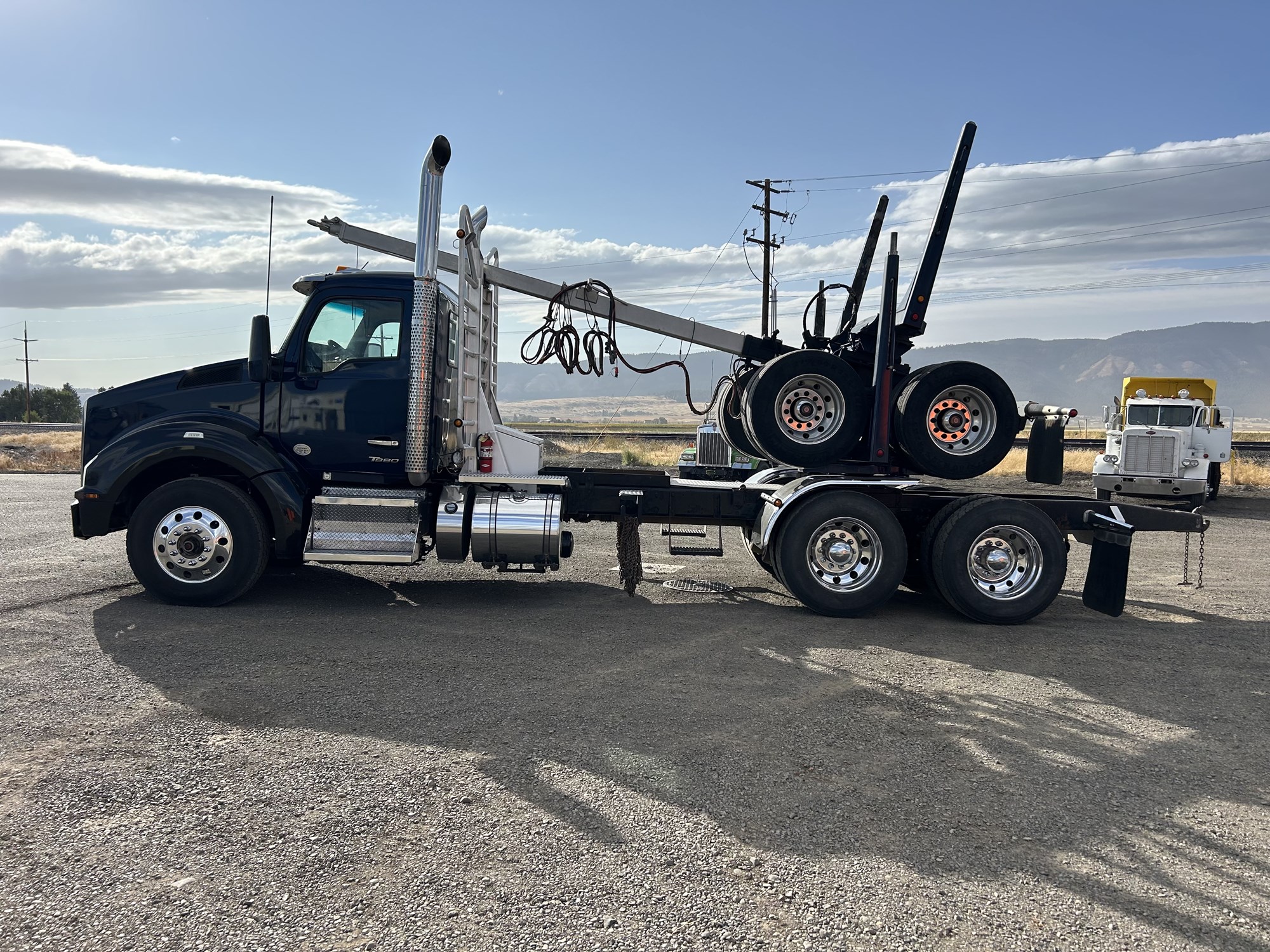 2016 Kenworth T880 - image 2 of 6